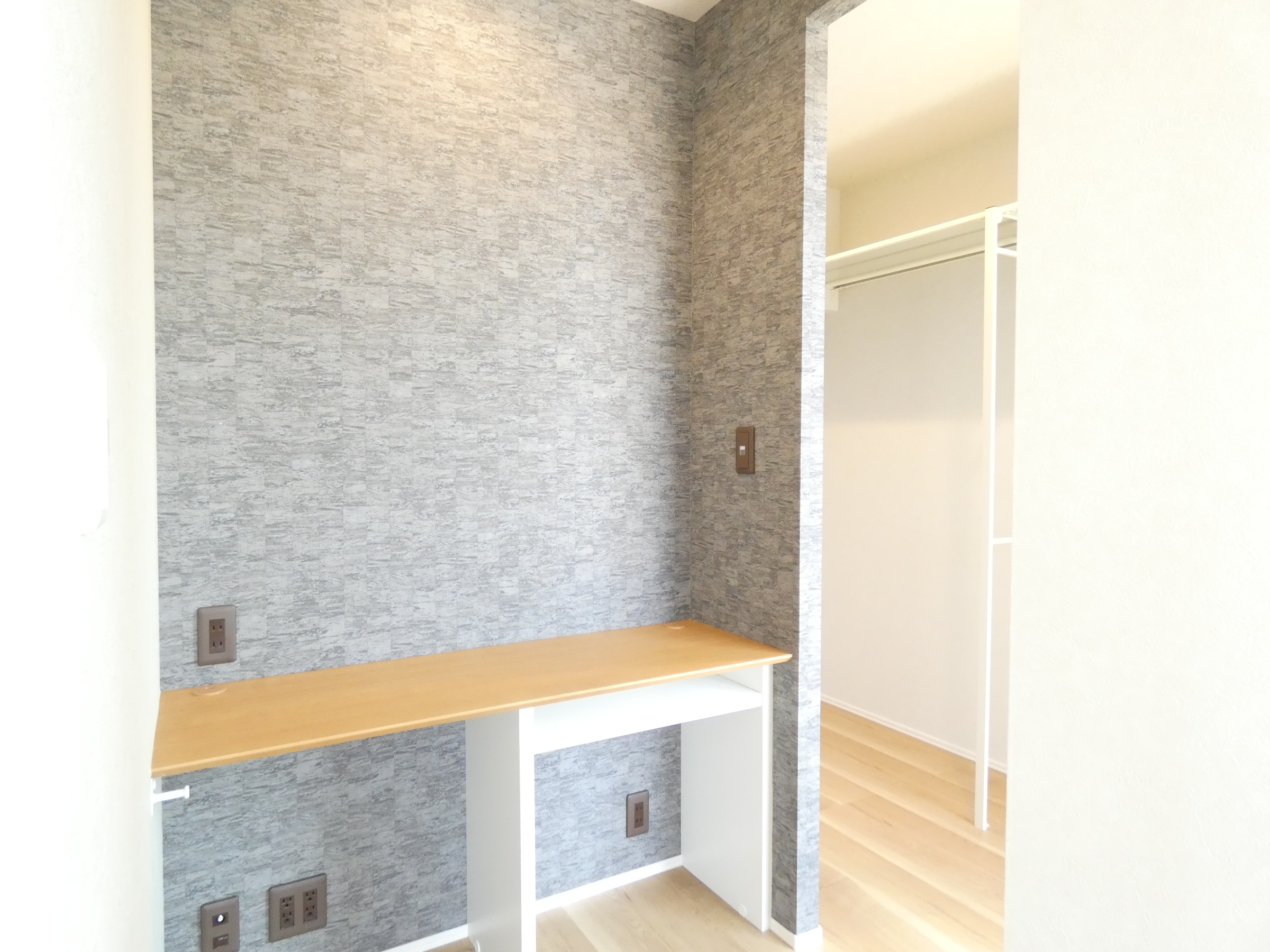 書斎は落ち着いた色味のクロスを採用。（2026.4撮影）