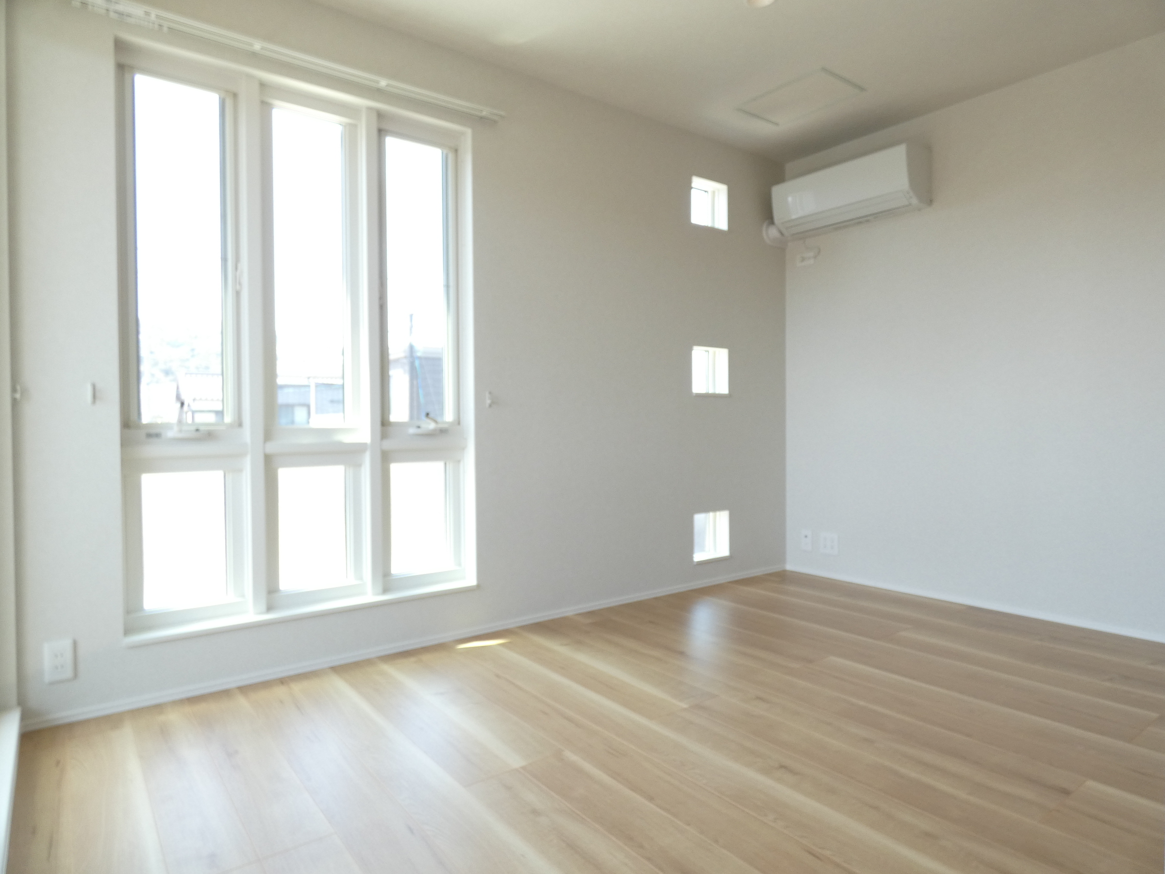 明るく開放的で、くつろげる寝室です。（2026.4撮影）