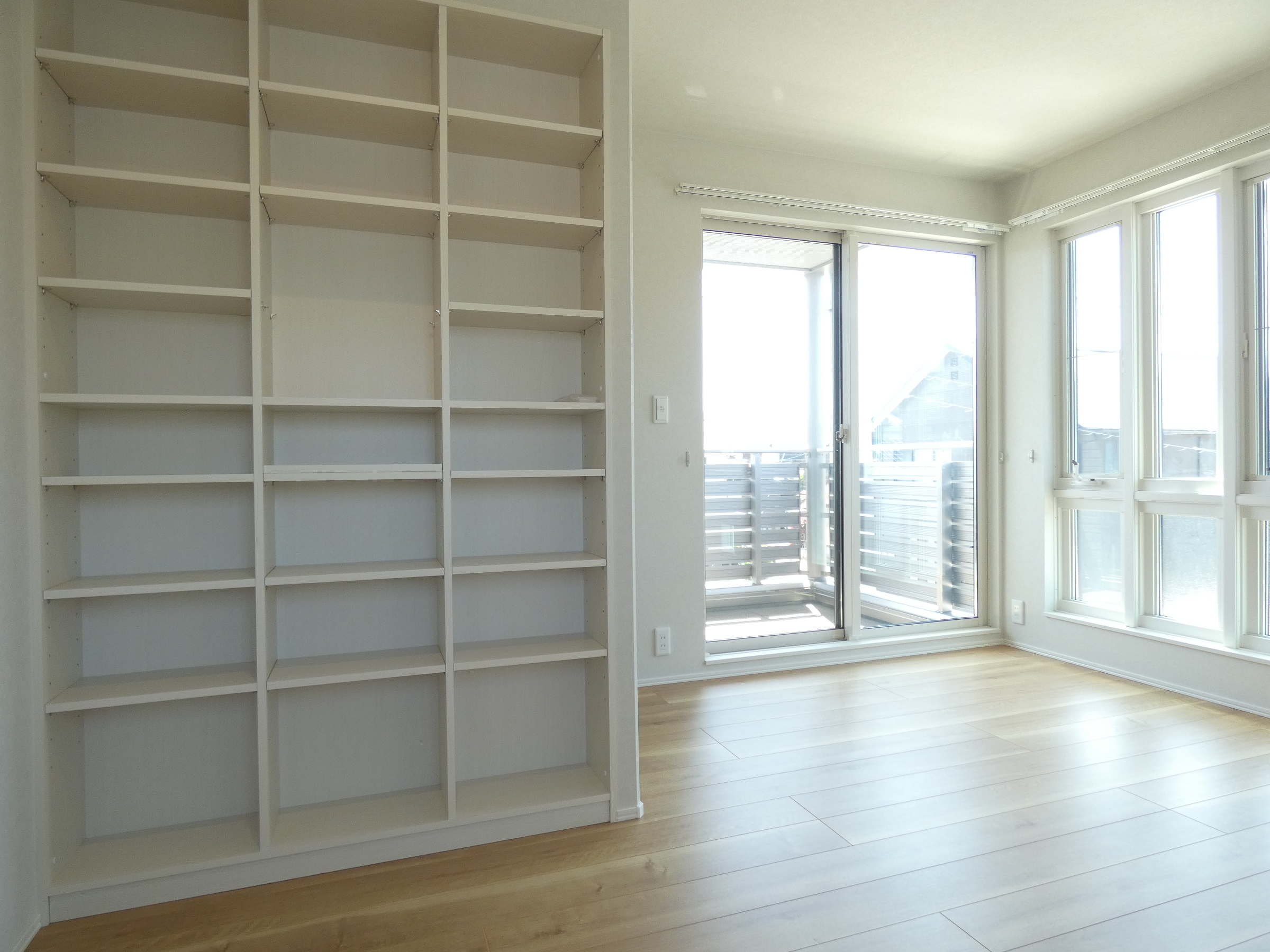 たっぷり収納できる便利な本棚付き（2026.4撮影）