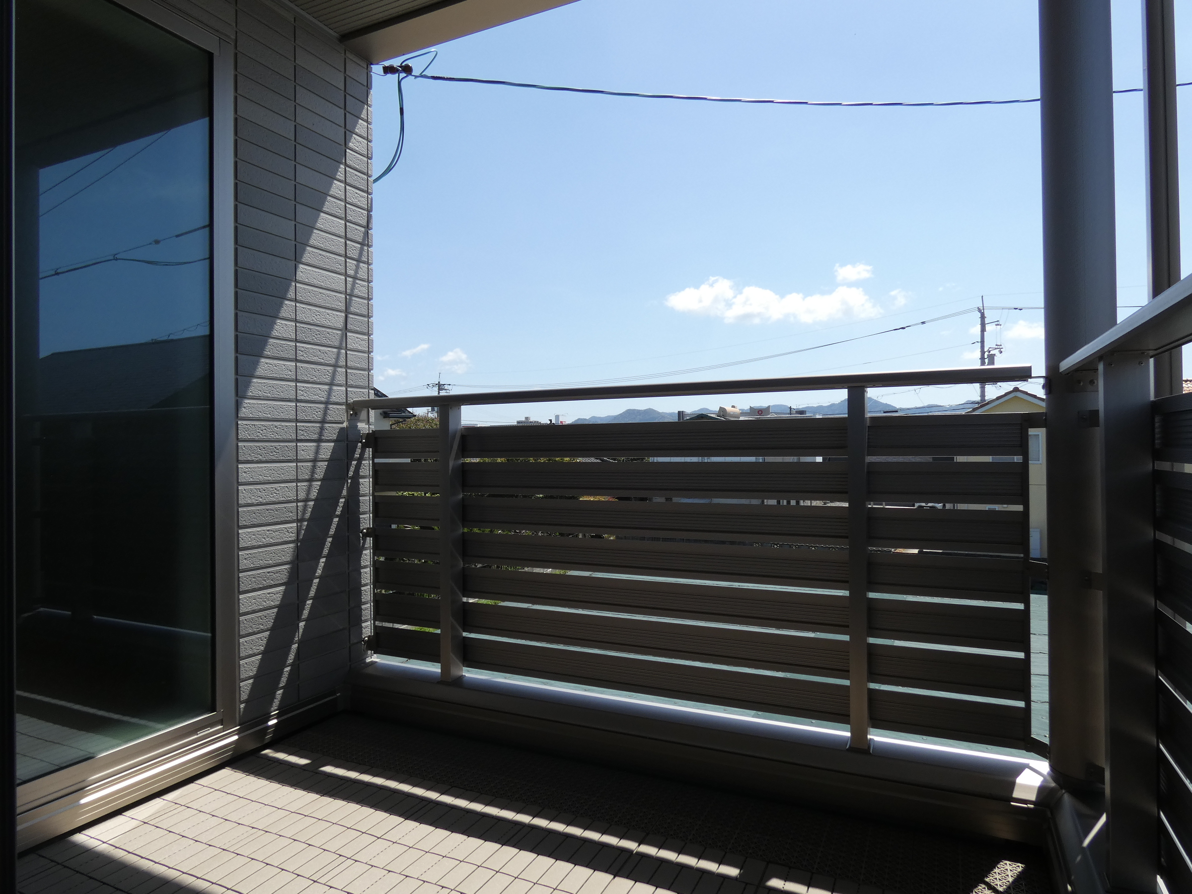 天気を気にせず干せる屋根付きバルコニー（2026.4撮影）