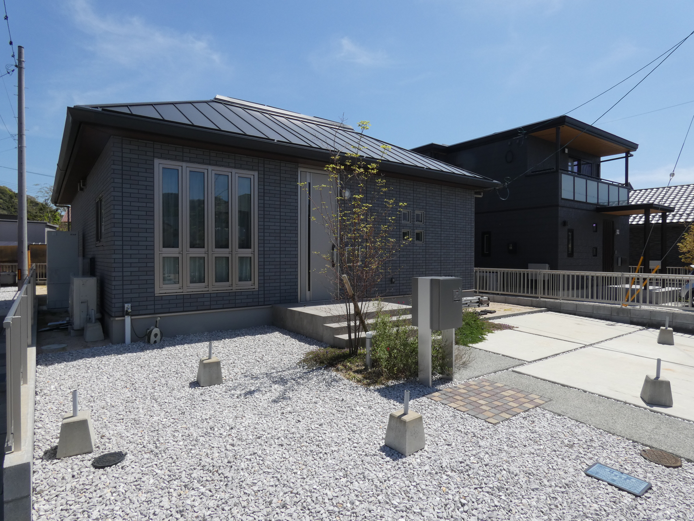 連続窓がおしゃれな外観です！（2026.4撮影）