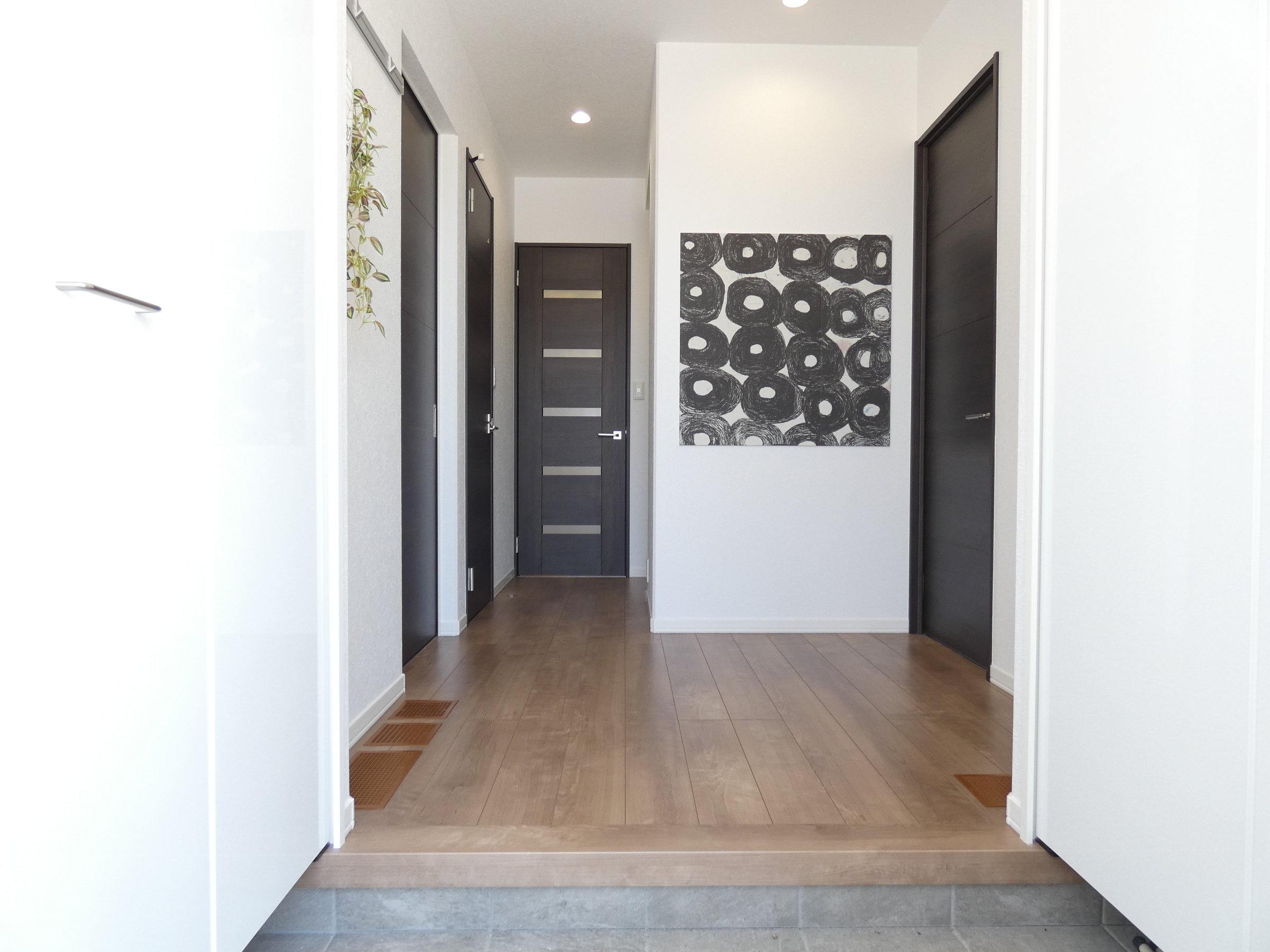 落ち着いた雰囲気の玄関です。（2026.4撮影）