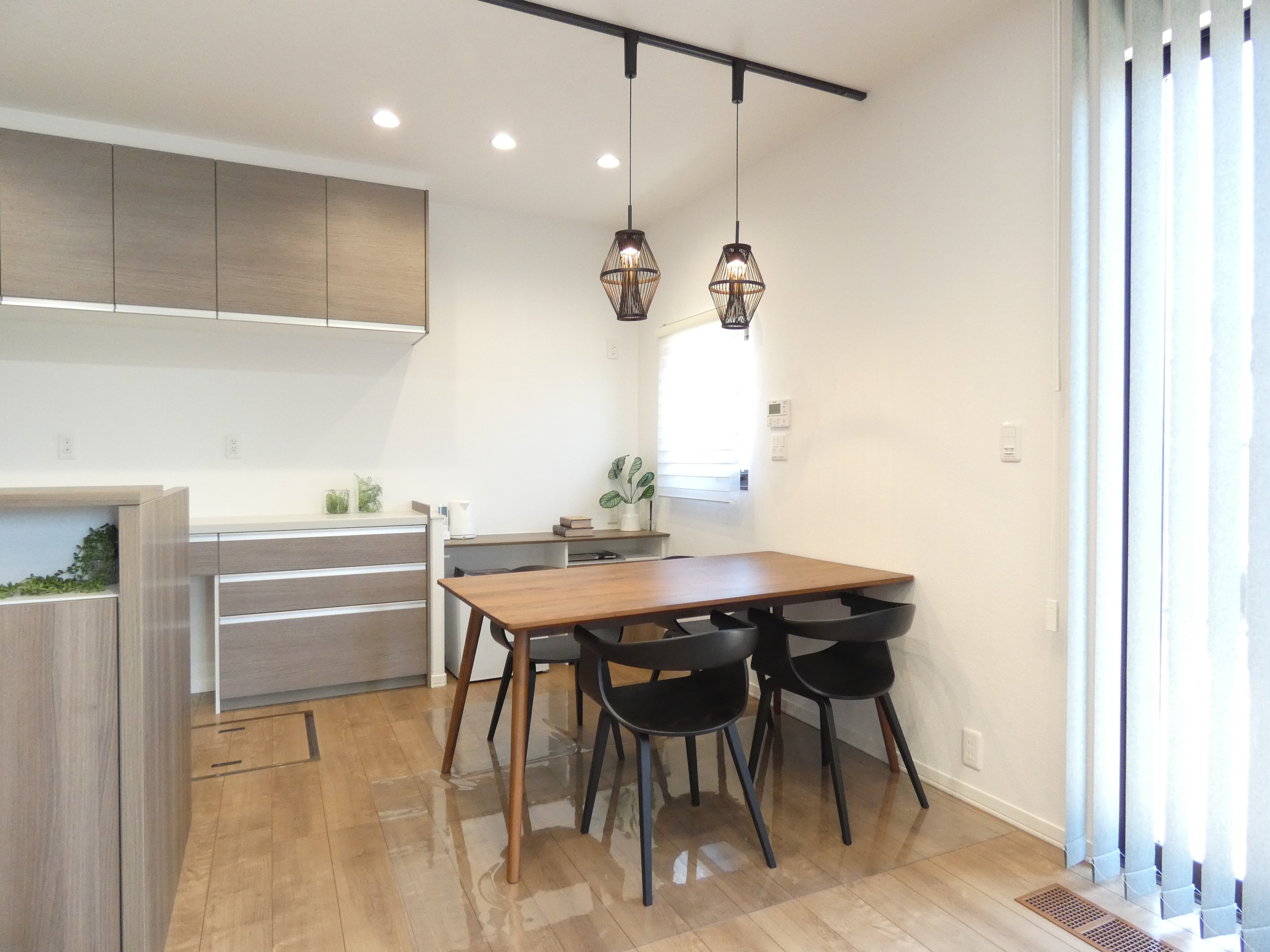 おしゃれなレール照明を設置しました。（2026.4撮影）