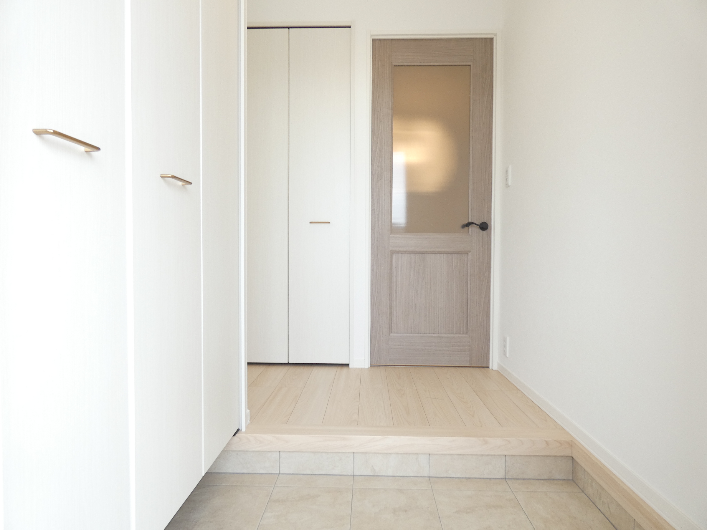 明るい玄関です。（2026.4撮影）