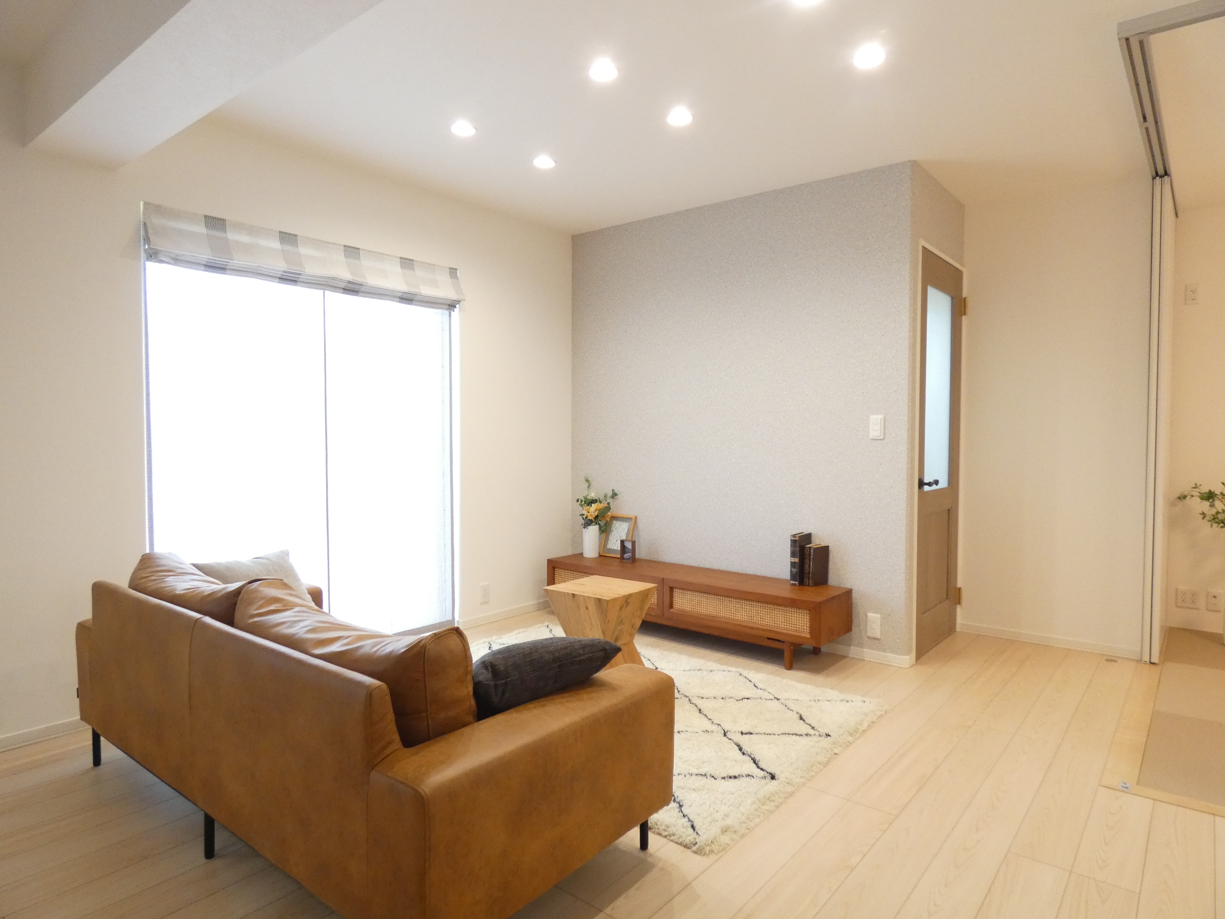 開口が大きく明るいLDKです。（2026.4撮影）