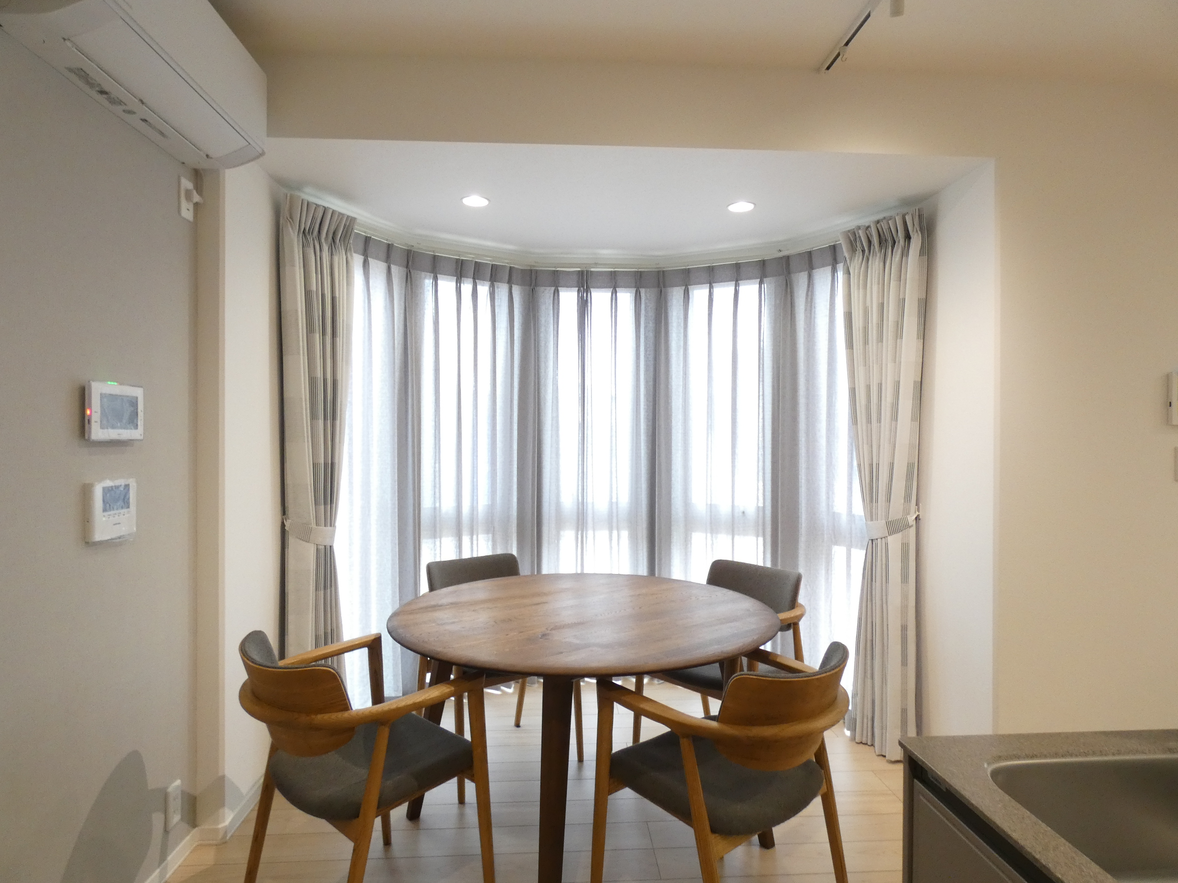 ボウウィンドウ部分にあるので明るい空間（2026.4撮影）