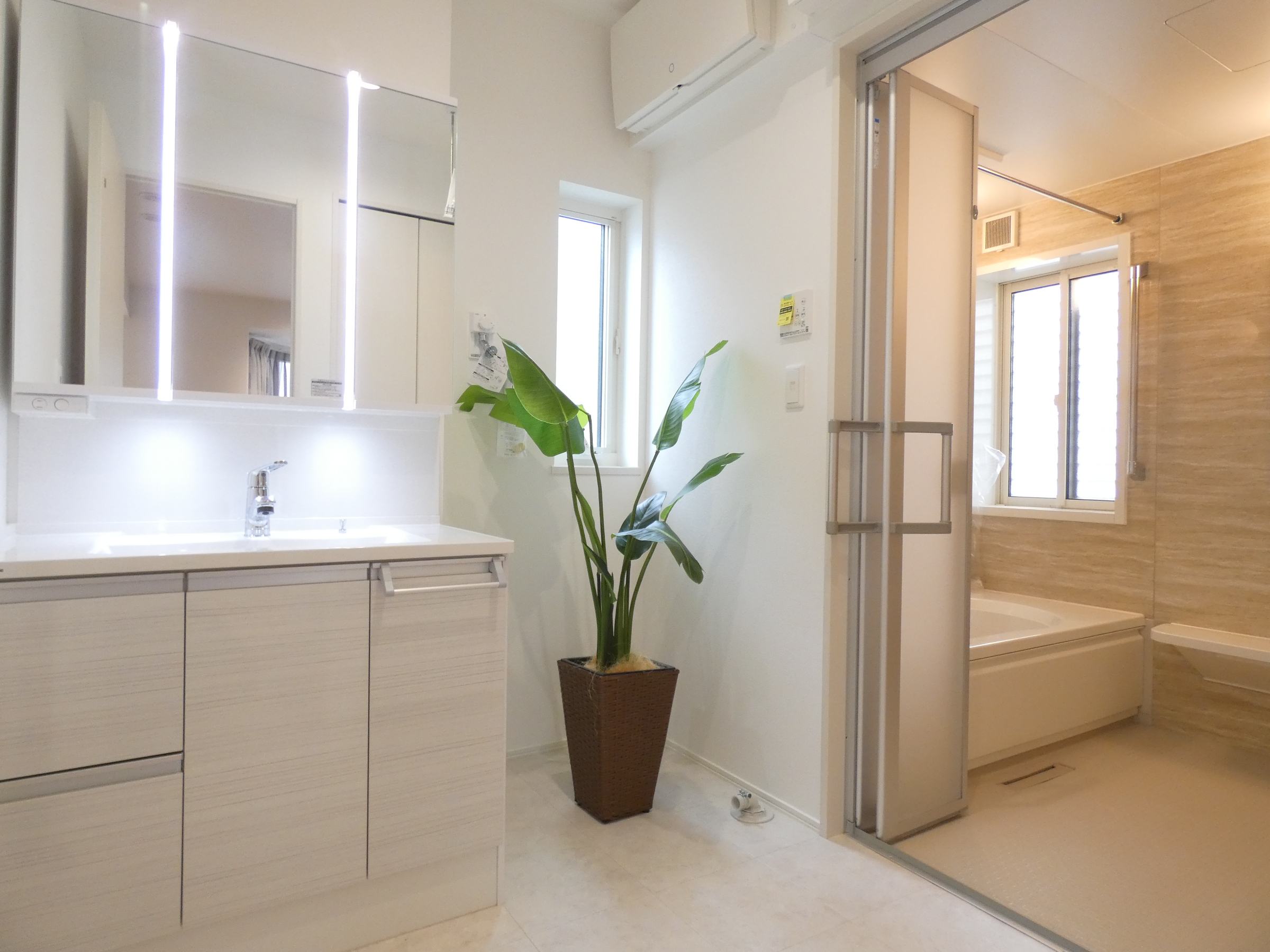 窓を設けた明るい洗面脱衣室です。（2026.4撮影）