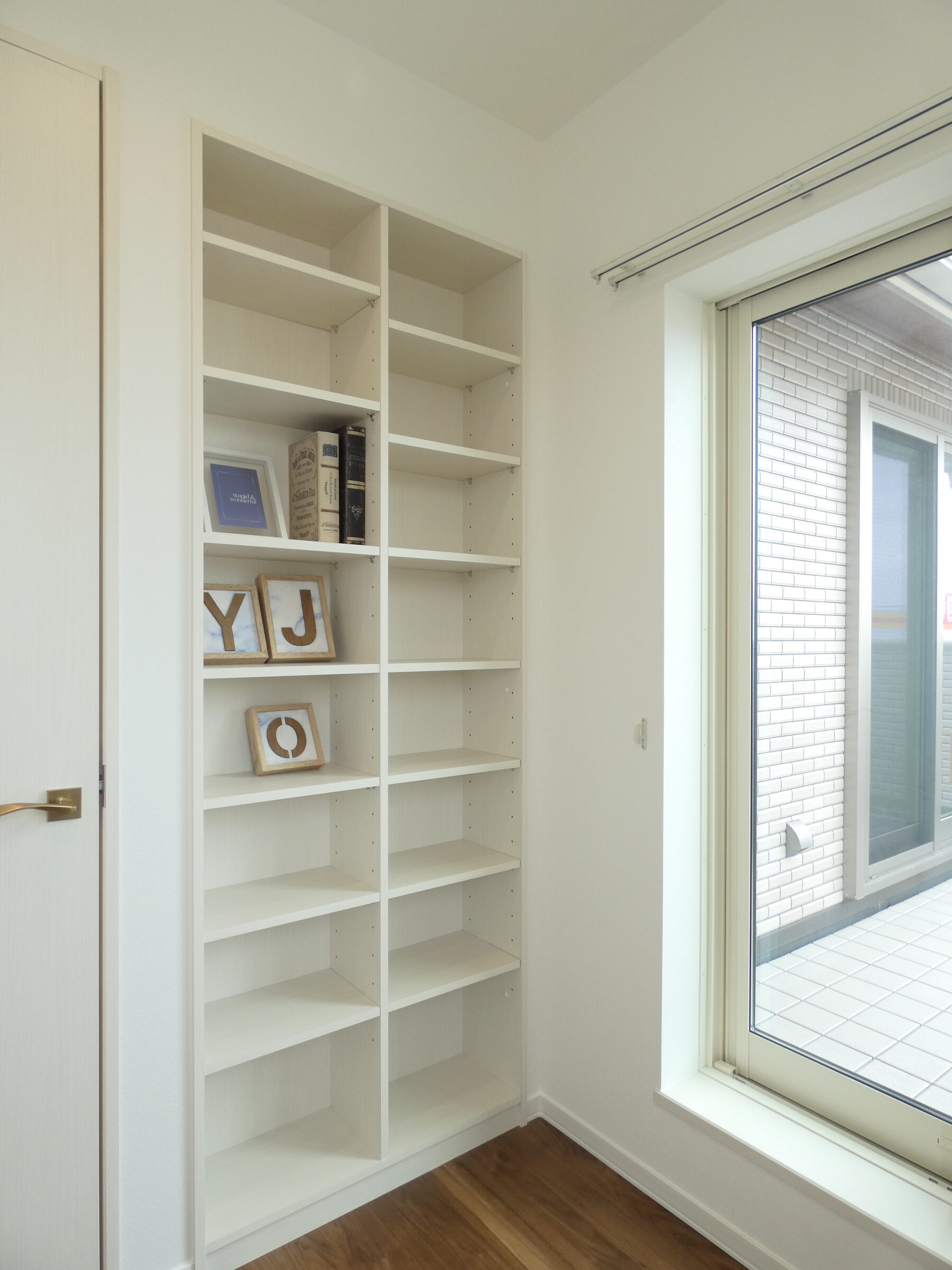 書斎には埋め込み式の本棚も設置。（2026.4撮影）