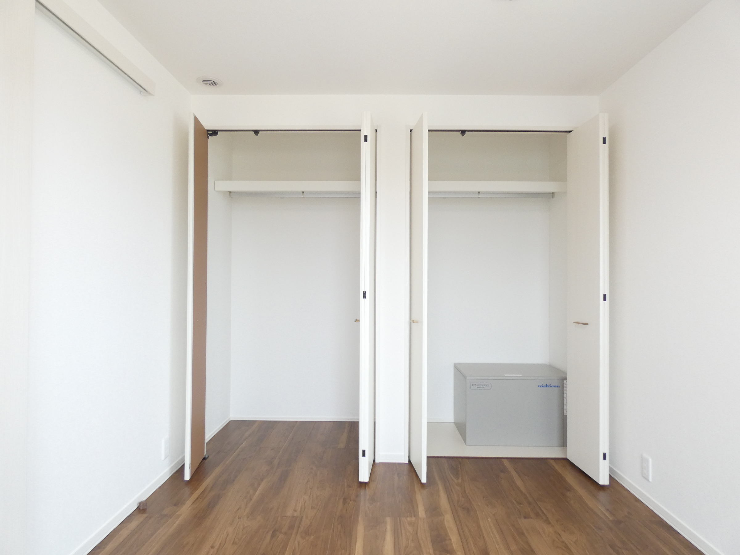 主寝室には蓄電池も設置しています。（2026.4撮影）