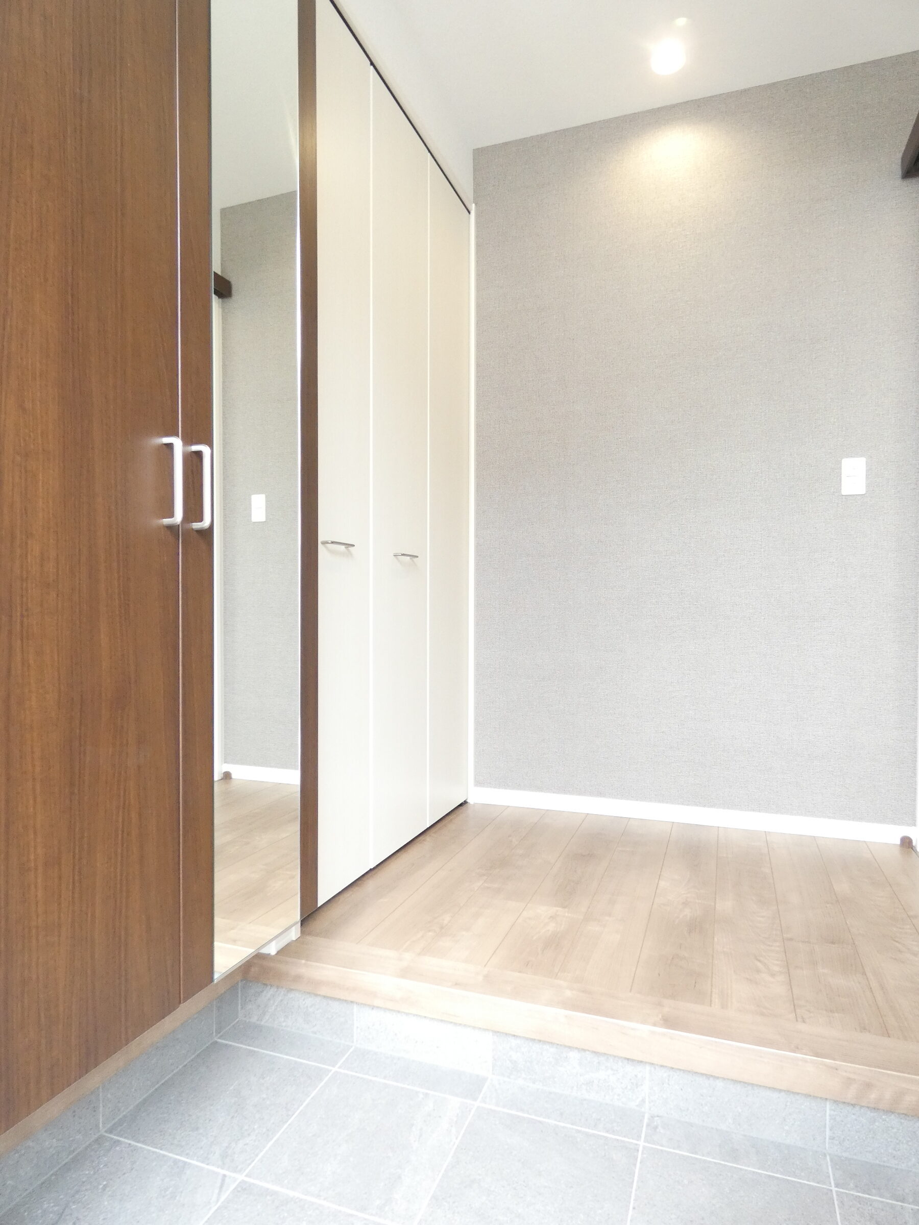 玄関収納には姿見がついています。（2026.4撮影）