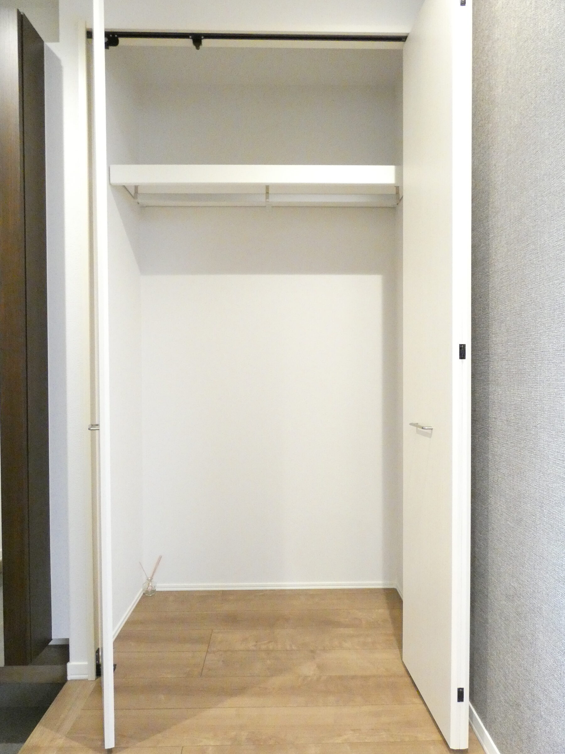 玄関ホールには大きな収納あり。（2026.4撮影）