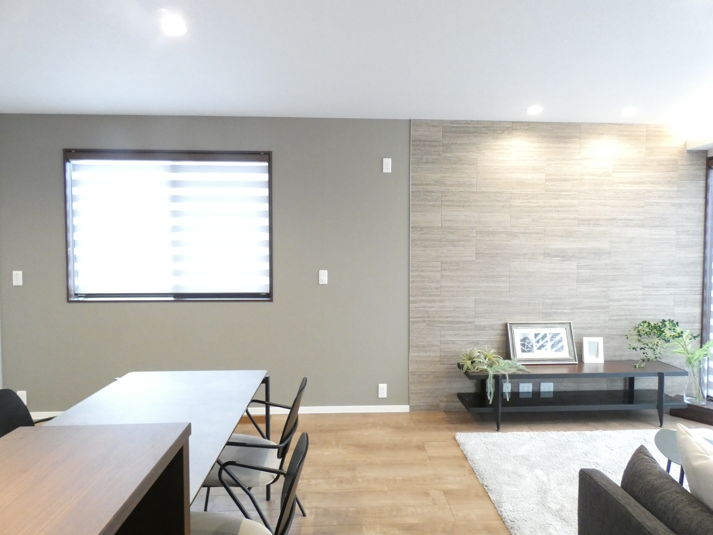 テレビの背面にはエコカラットを施工。（2026.4撮影）