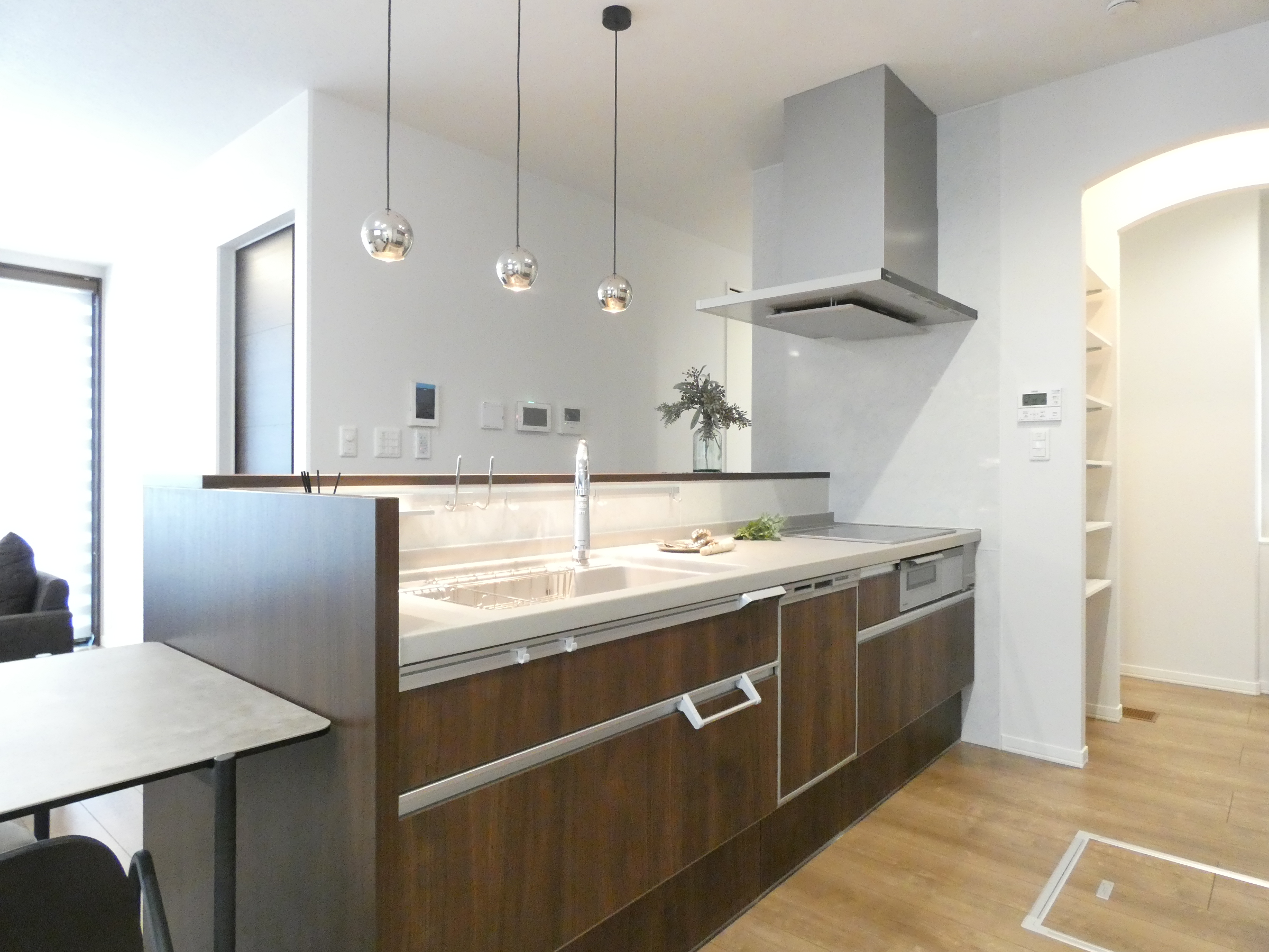 ペンダントライトも設置したキッチン。（2026.4撮影）