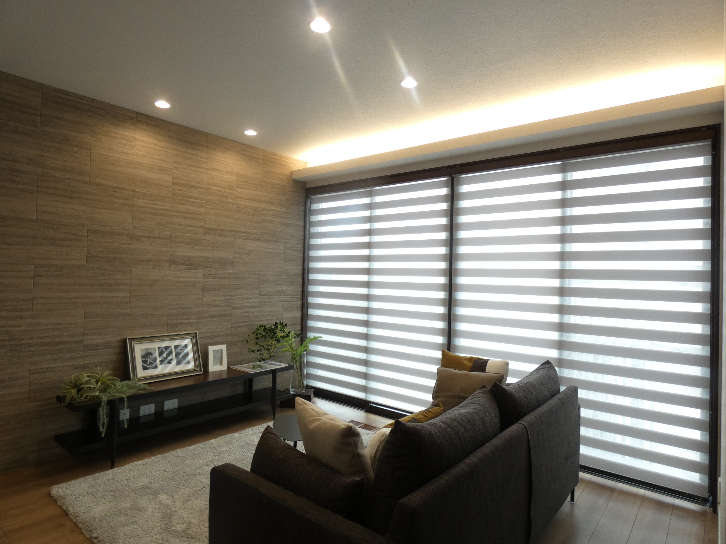 明るいリビングには間接照明もあります。（2026.4撮影）