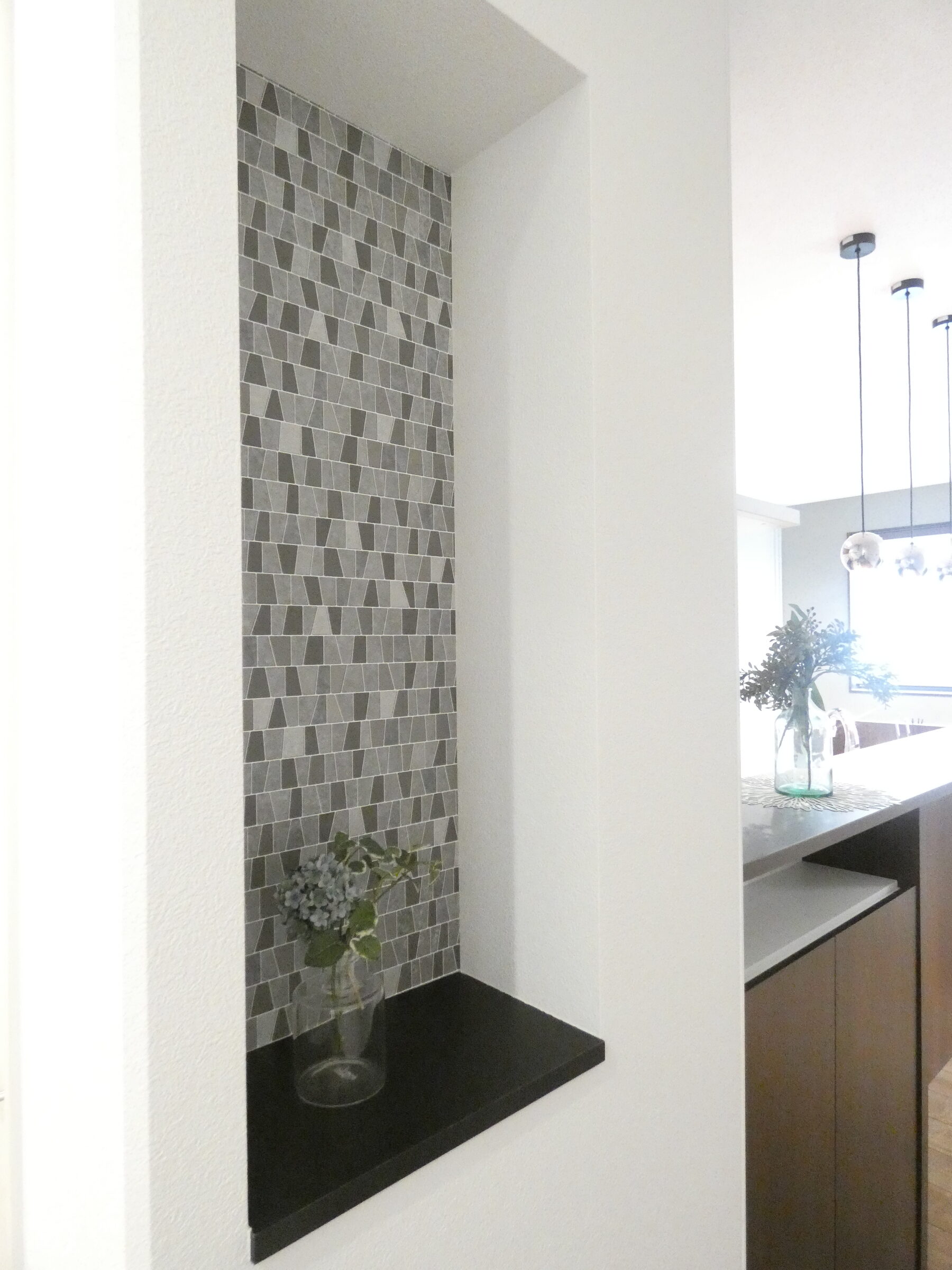 おしゃれなニッチのあるホールです。（2026.4撮影）