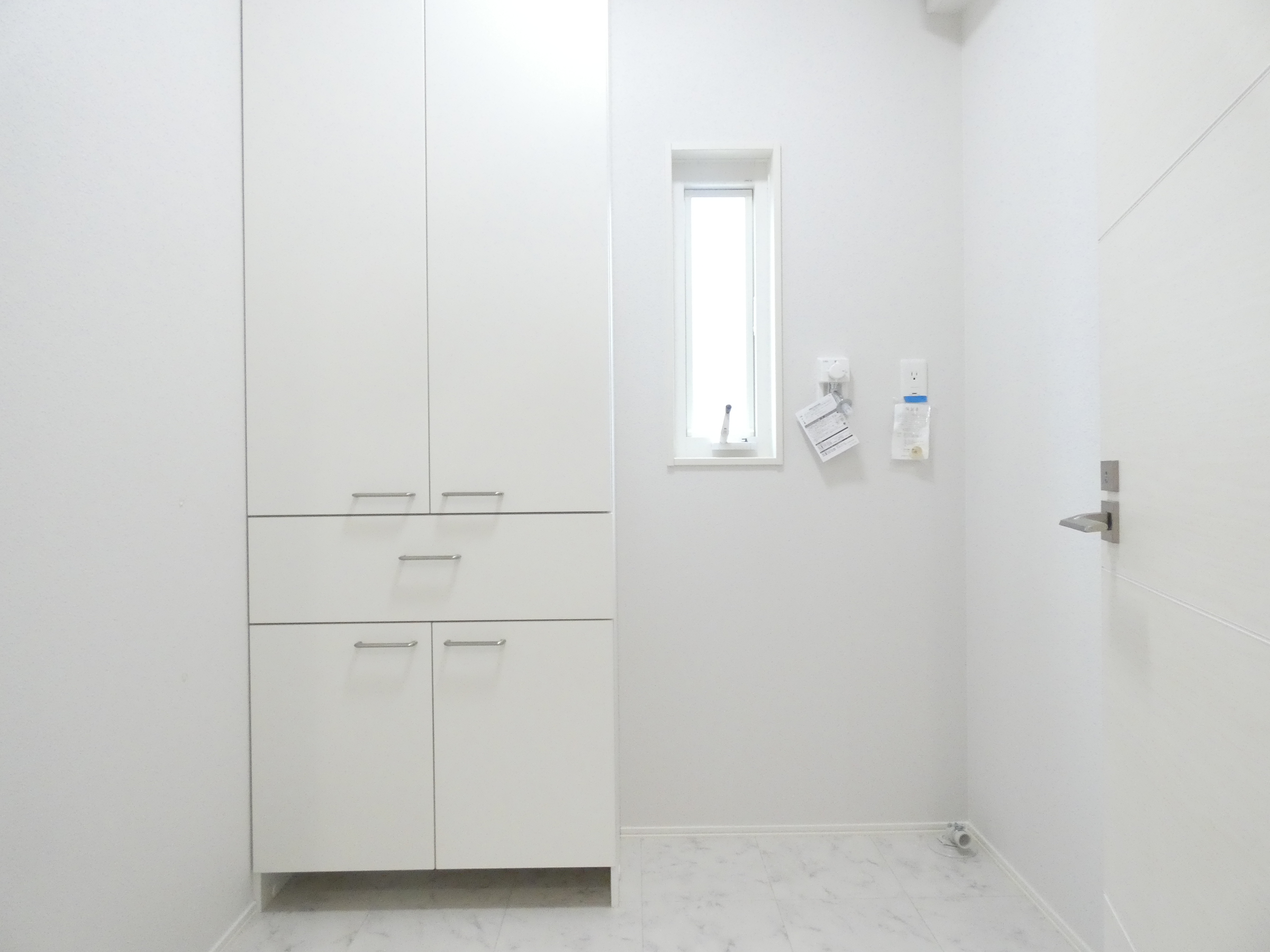 脱衣室にも収納を完備しています。（2026.4撮影）