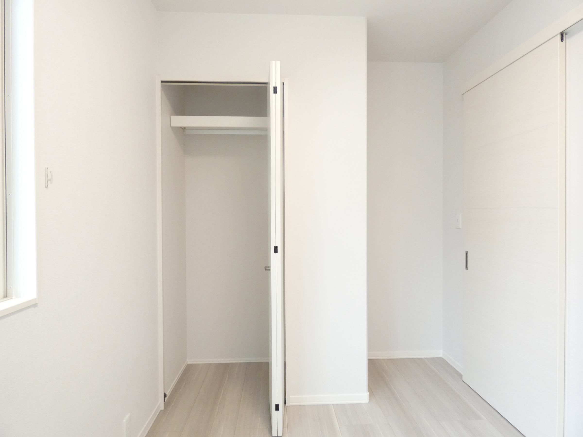 棚以外にも収納を設けた子ども室です。（2026.4撮影）