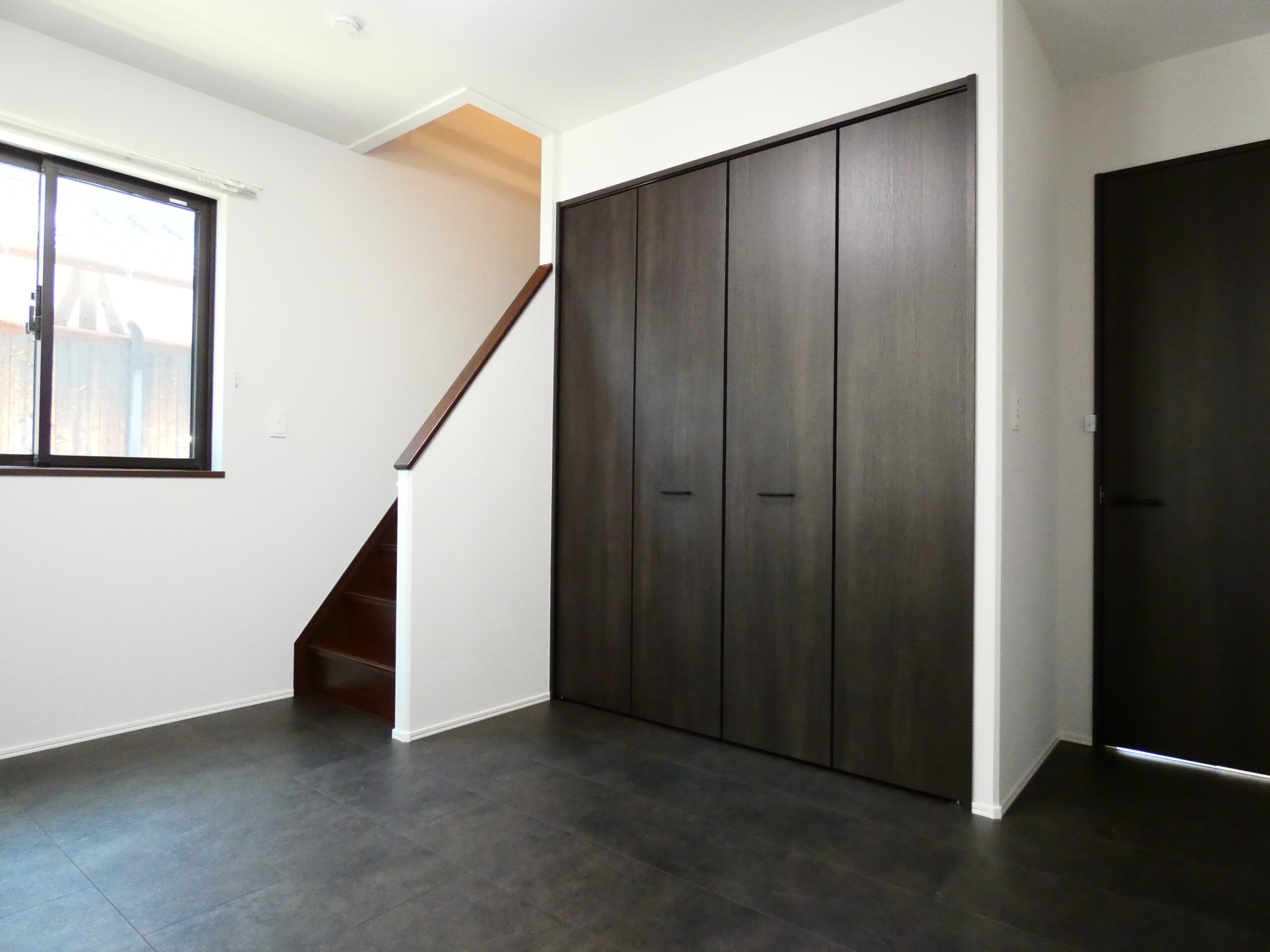 クローゼットと小屋裏収納があります。