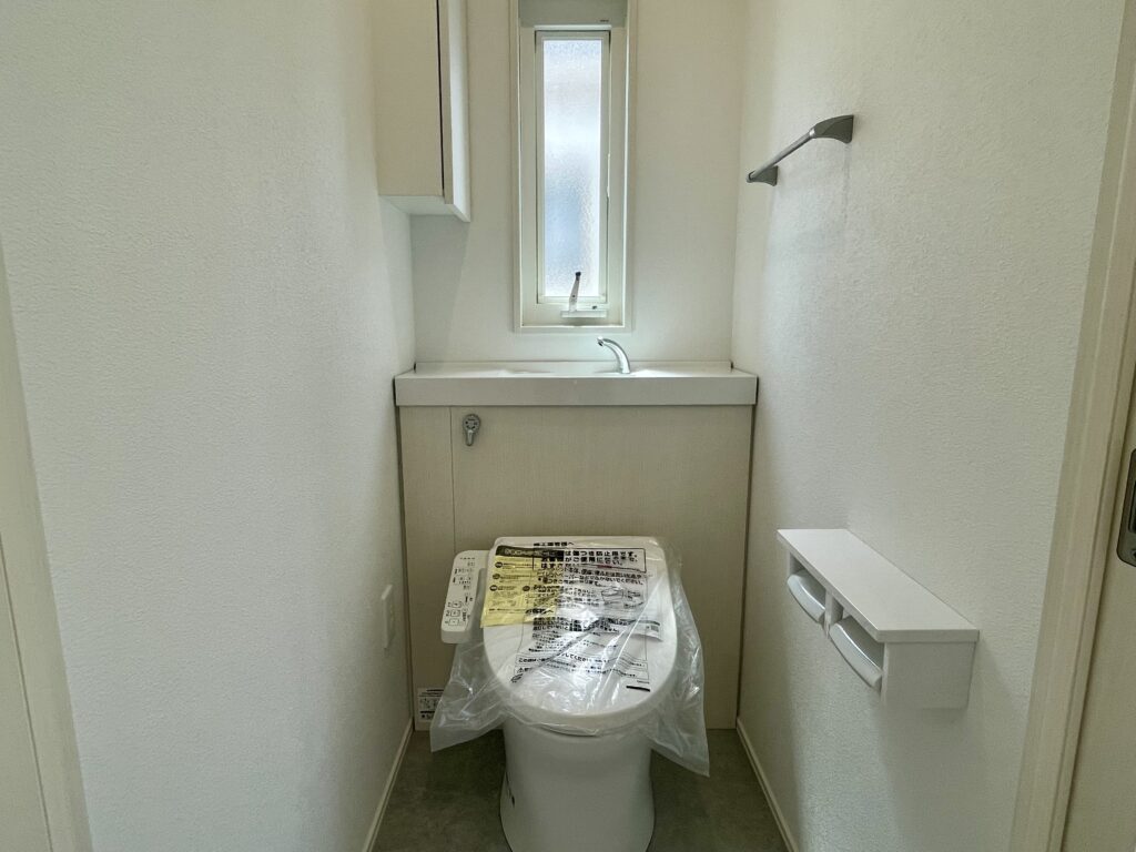 白を基調とした明るいトイレ