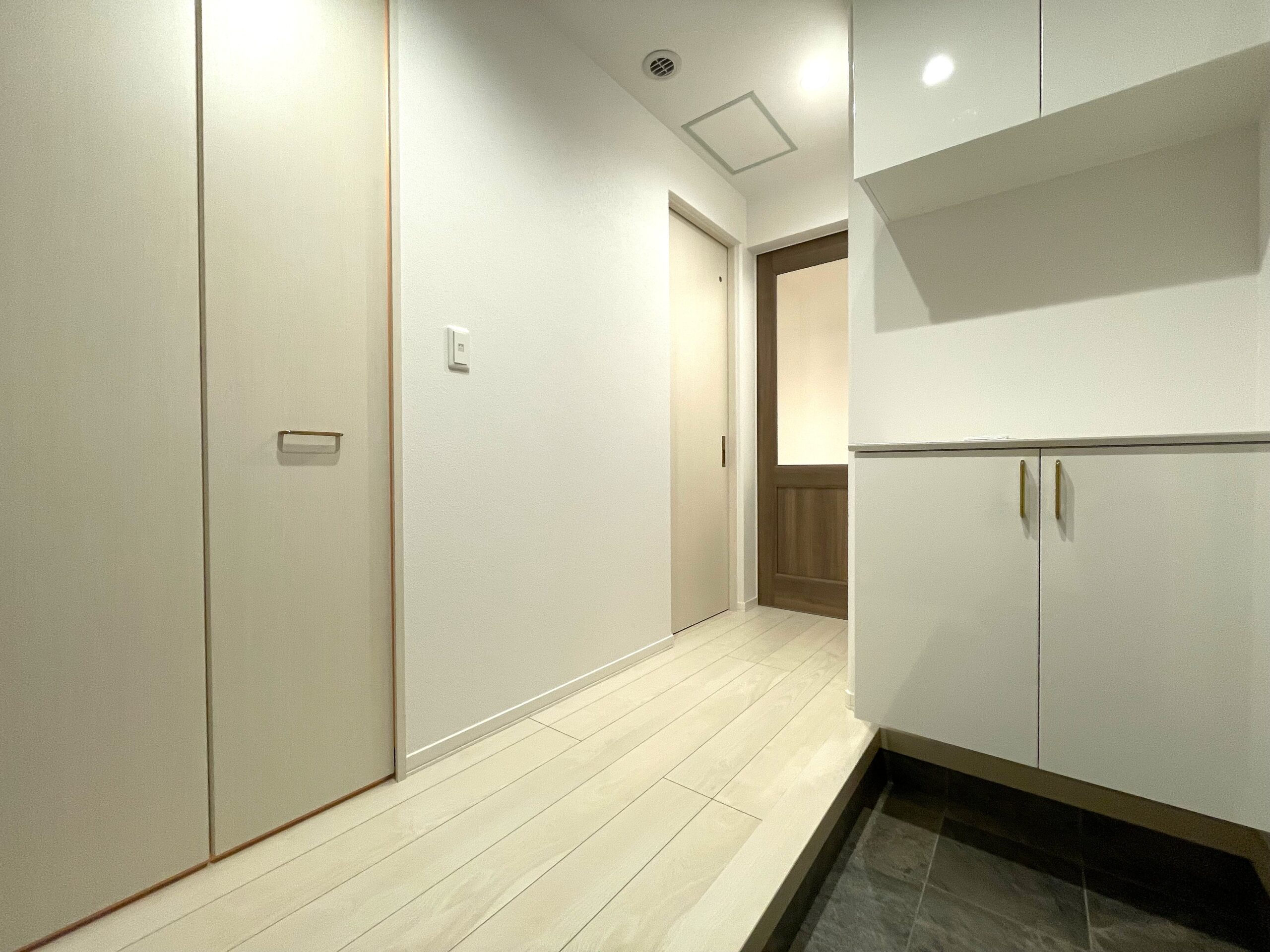 玄関は収納カウンター付きです。（2026.2撮影）