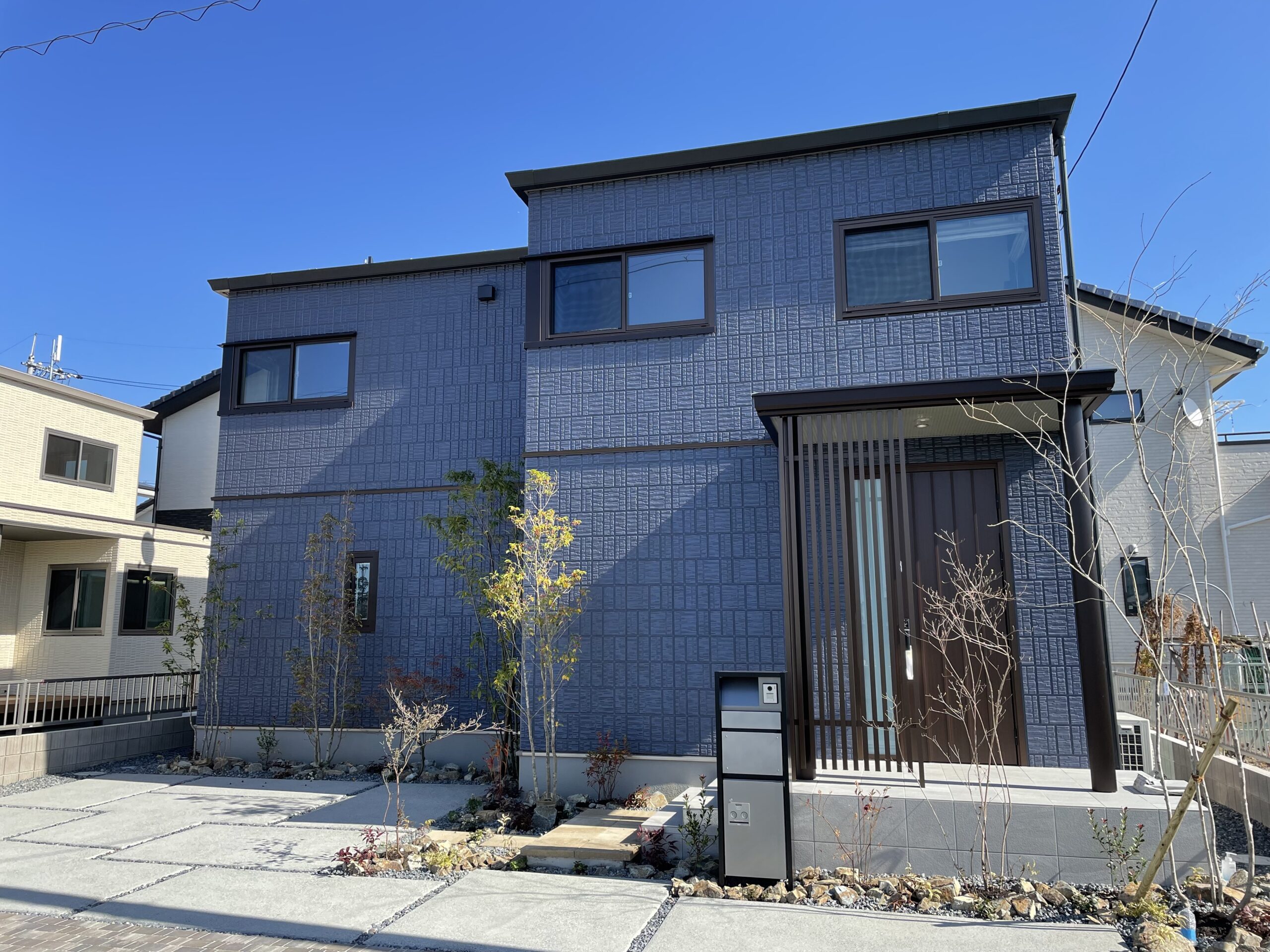 外壁の表情は光の当たり方によって変わります♪