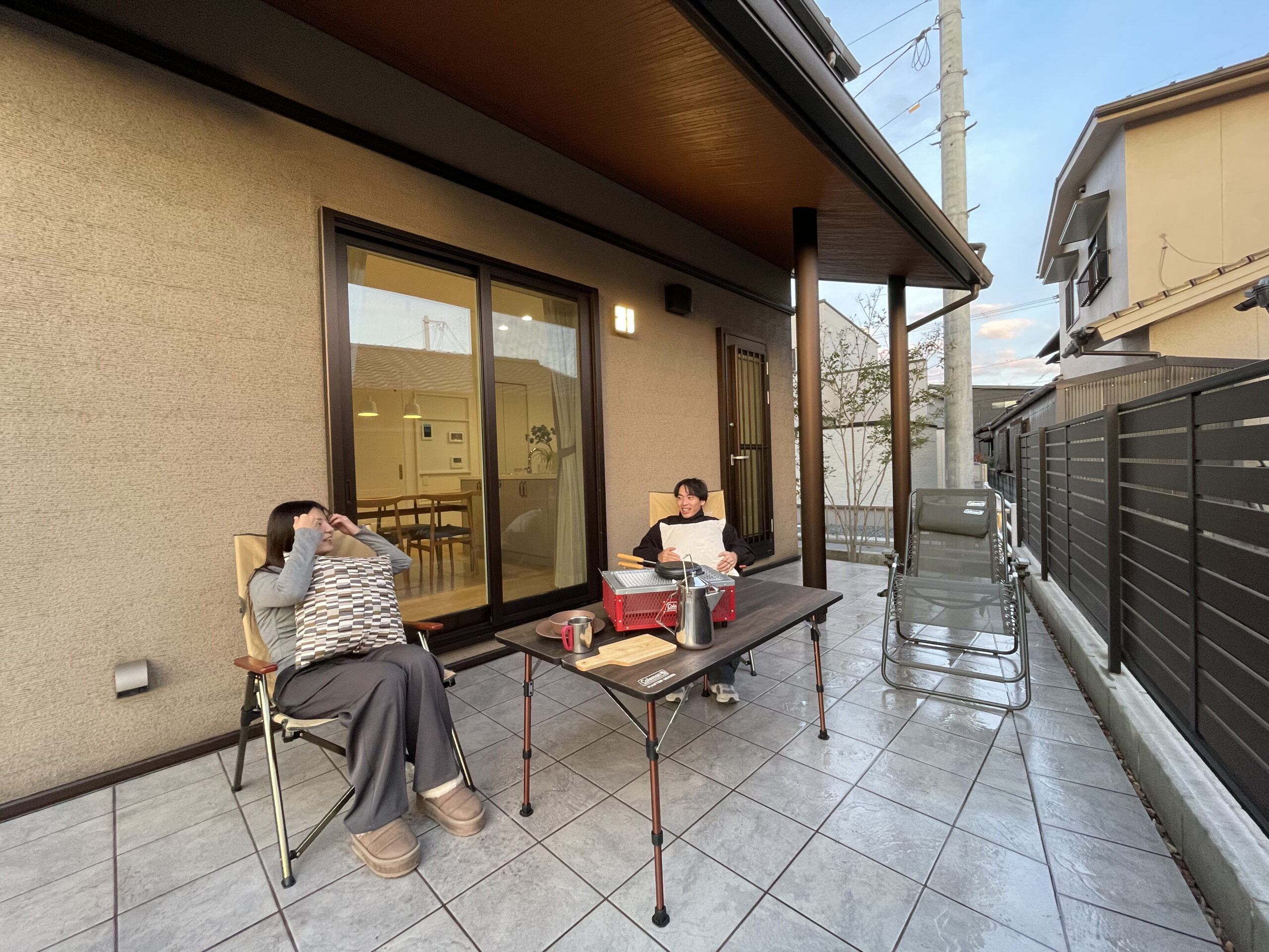 お庭に広いタイルデッキがあり、いろんな使い方で楽しめます♪