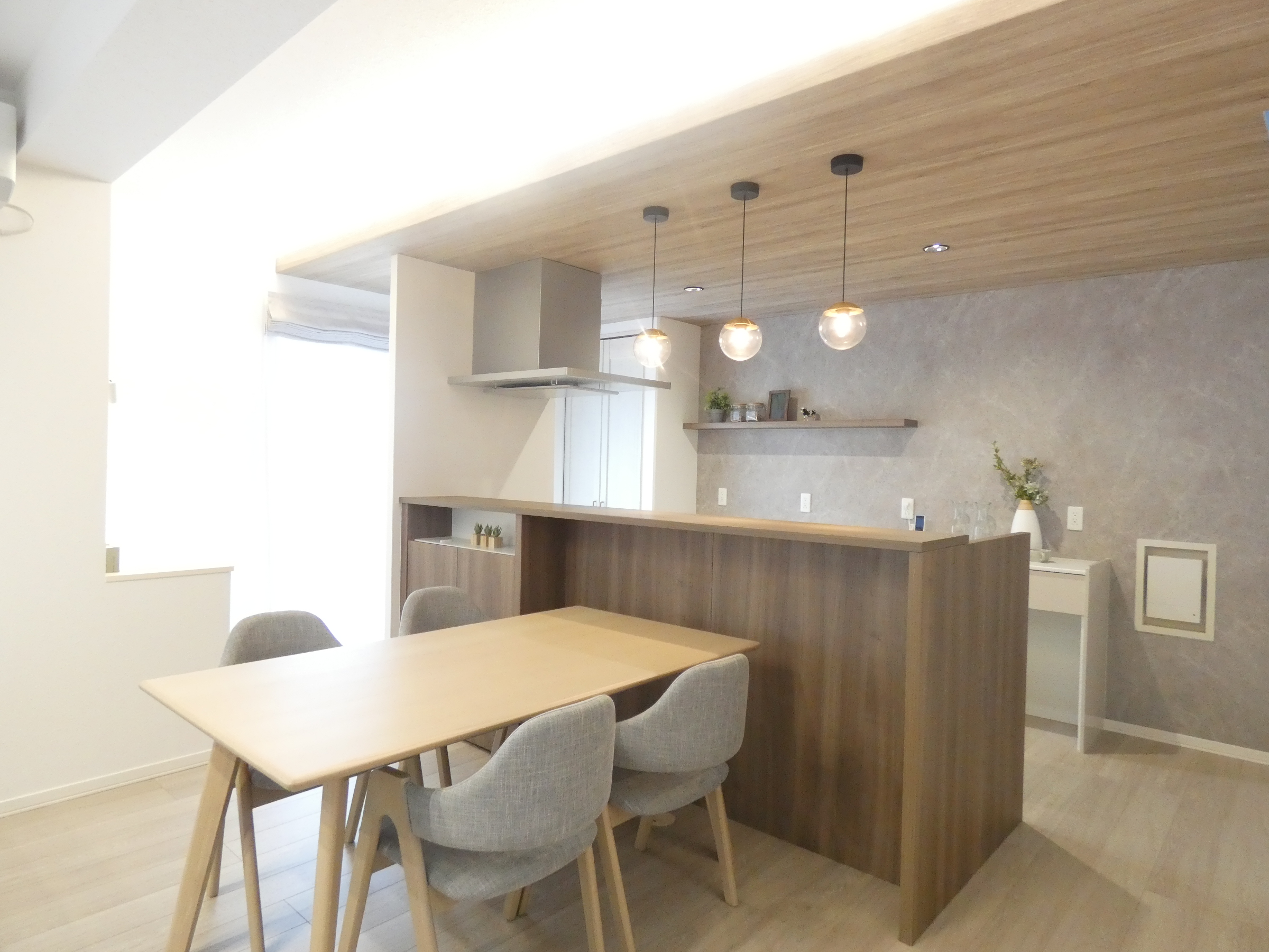 間接照明のあるダイニングキッチン。（2026.4撮影）