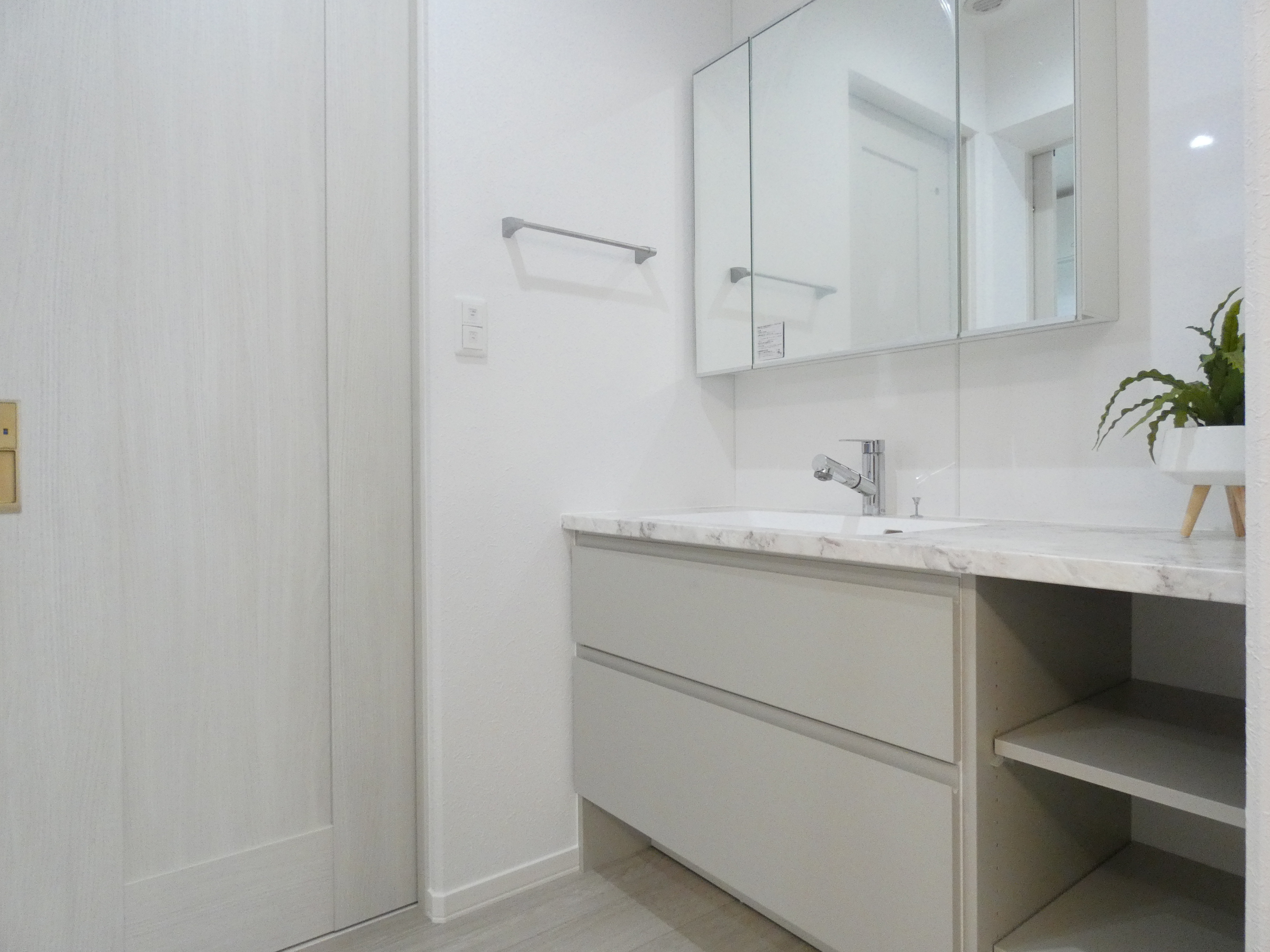 明るい洗面です。（2026.4撮影）