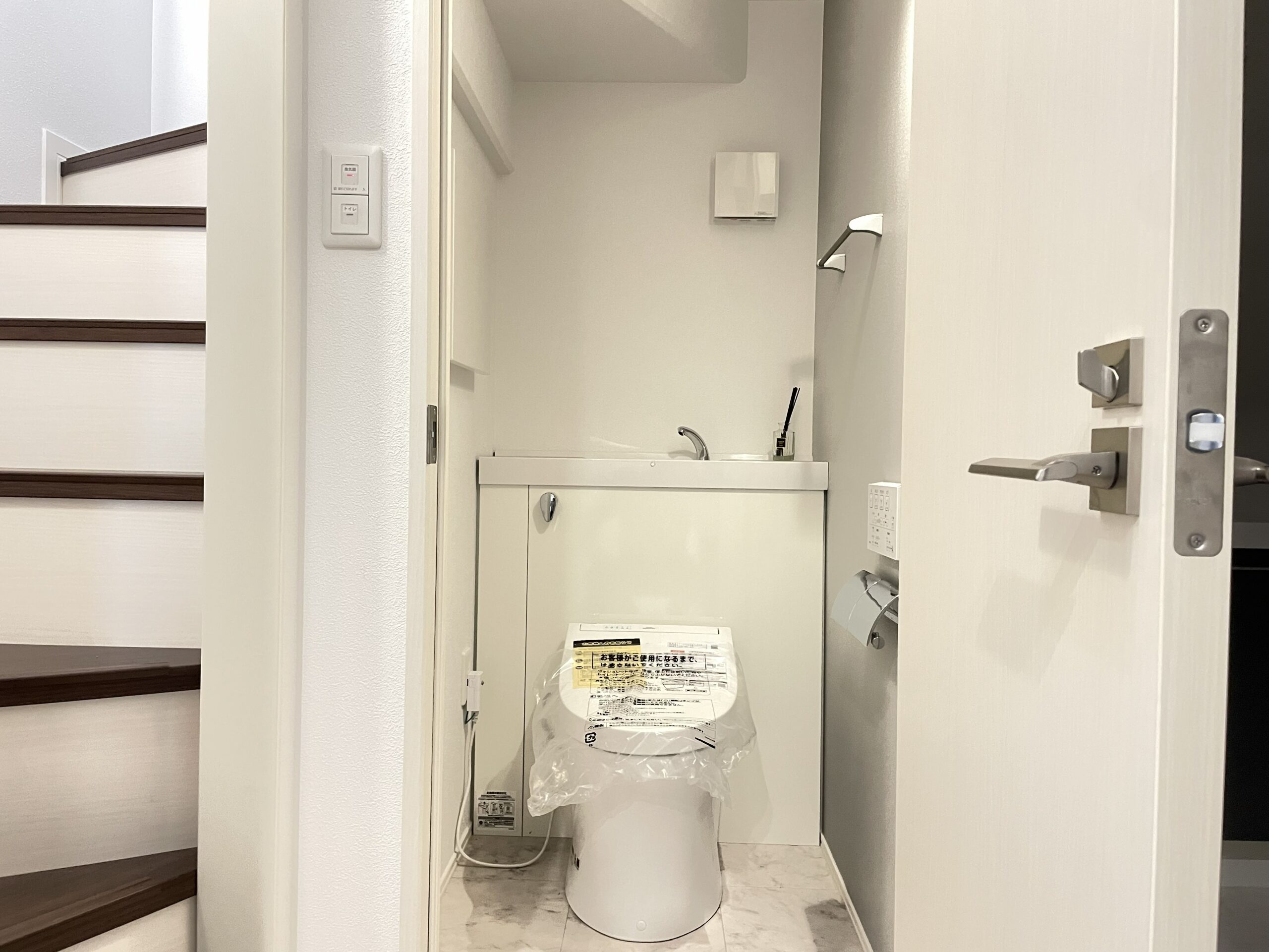 白を基調とした落ち着いたトイレです！