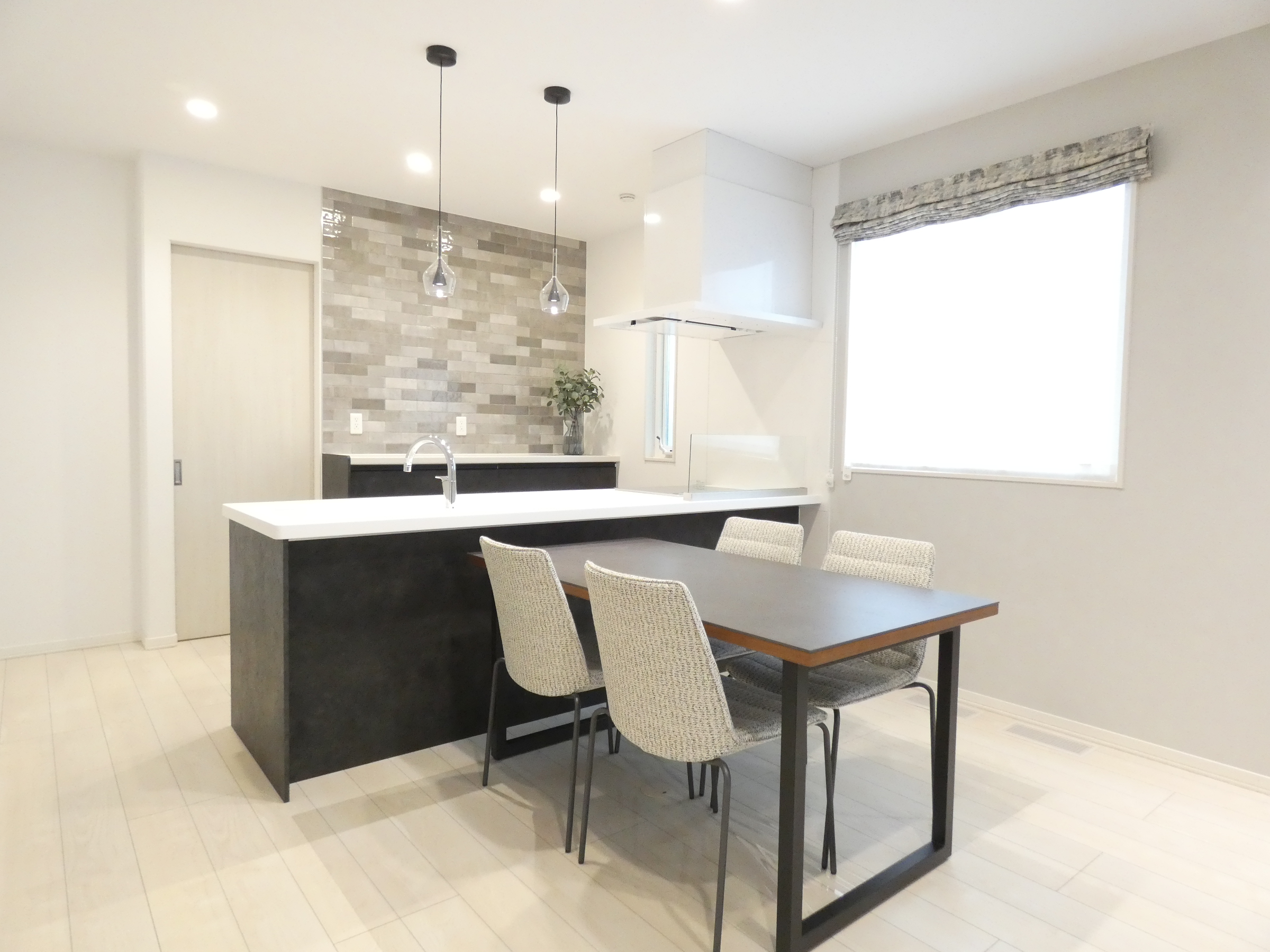 キッチンにはペンダントライトを採用。（2026.4撮影）