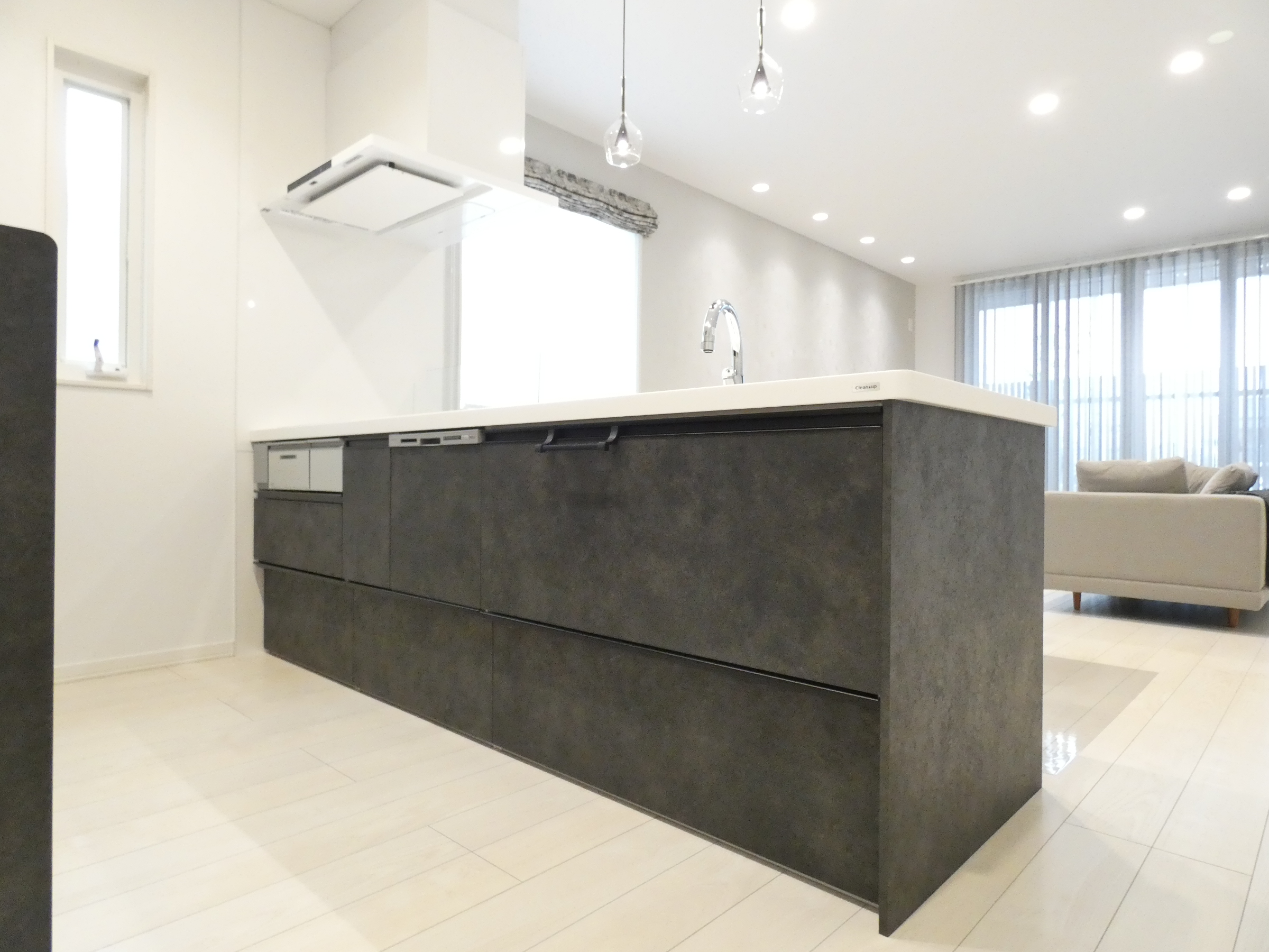 落ち着いた色味のキッチンです。（2026.4撮影）