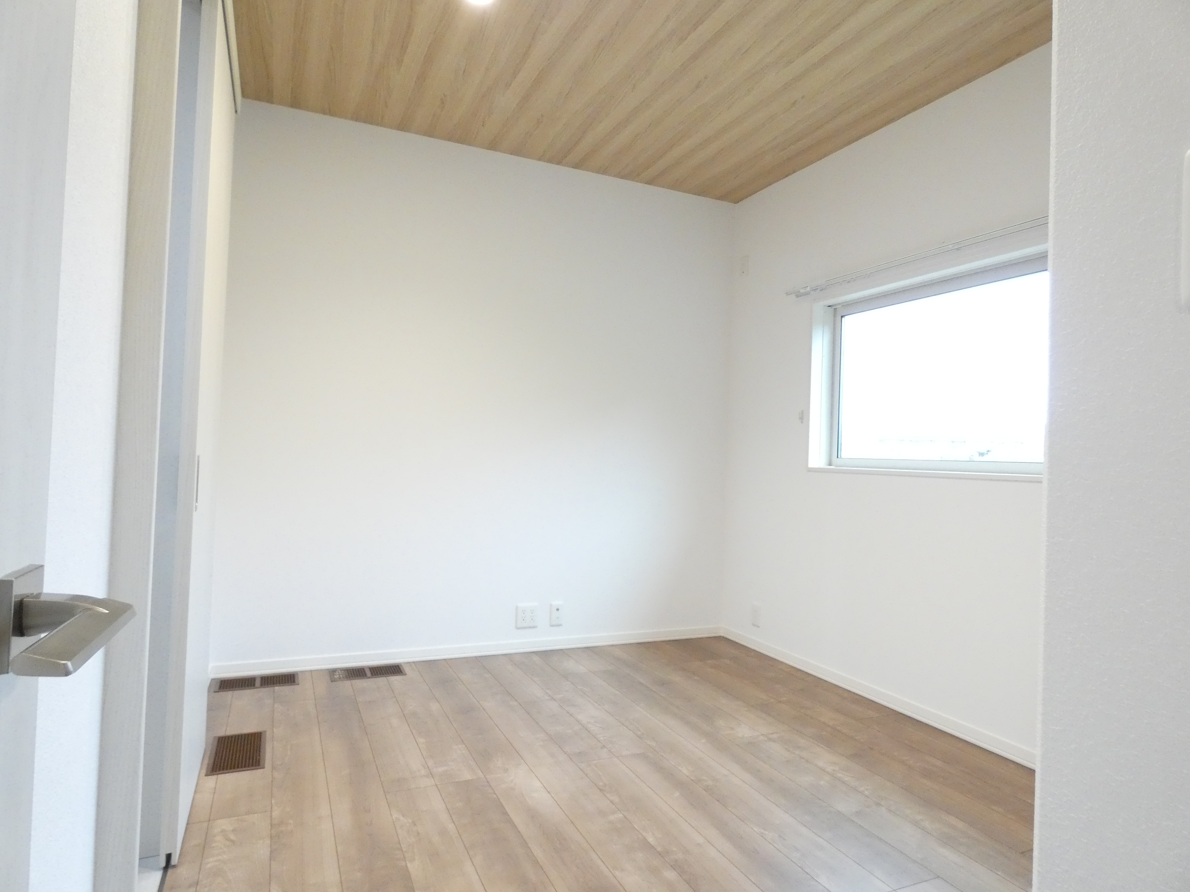 落ち着いた雰囲気の主寝室。（2026.4撮影）