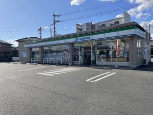 ファミリーマート 岡山中島店（470～590ｍ／徒歩7～8分）