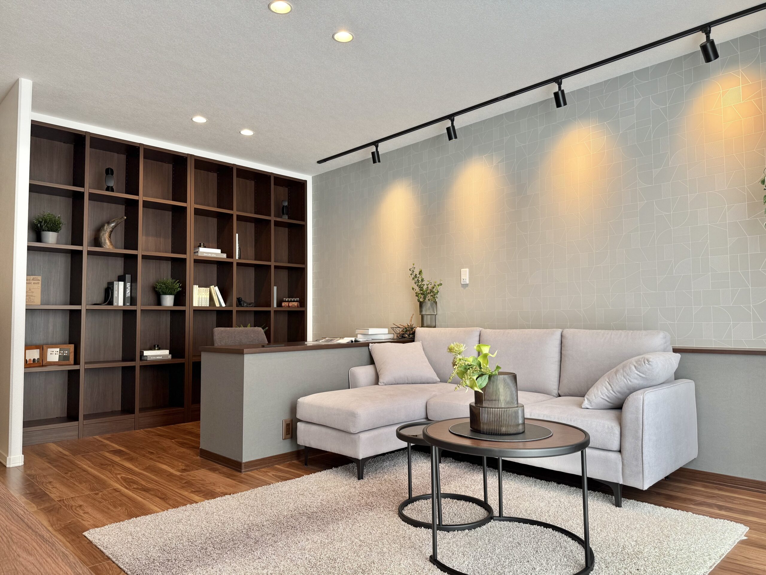 好きなものに囲まれて暮らす、壁一面の見せるリビング収納