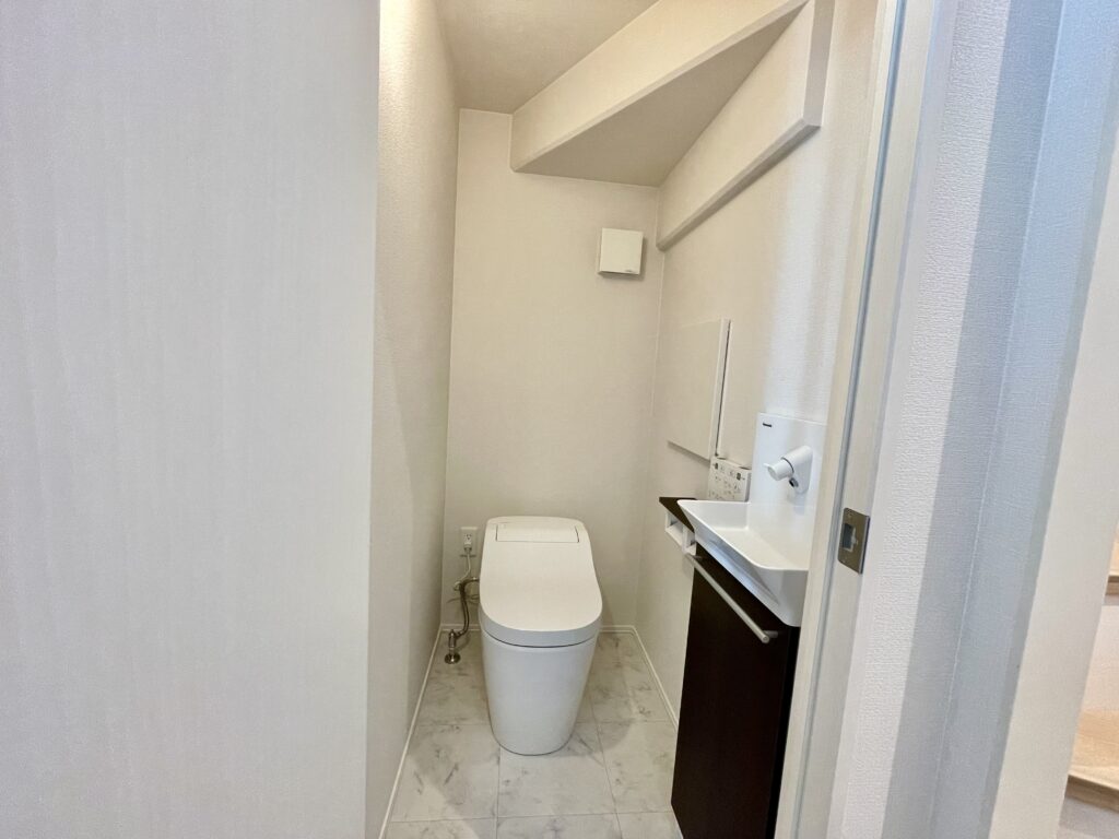 1階階段下トイレはパナソニックアラウーノを採用！