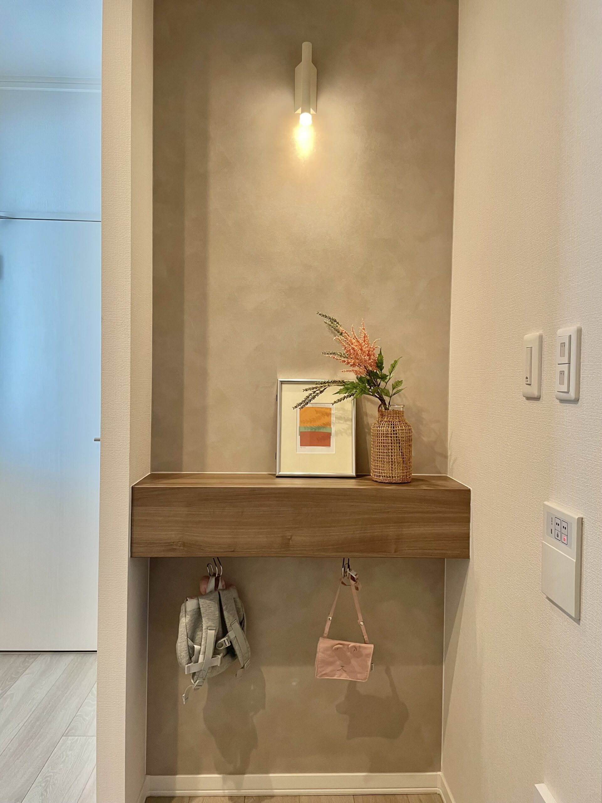 おしゃれなウエルカムニッチにはお子様向けの収納も設けました。