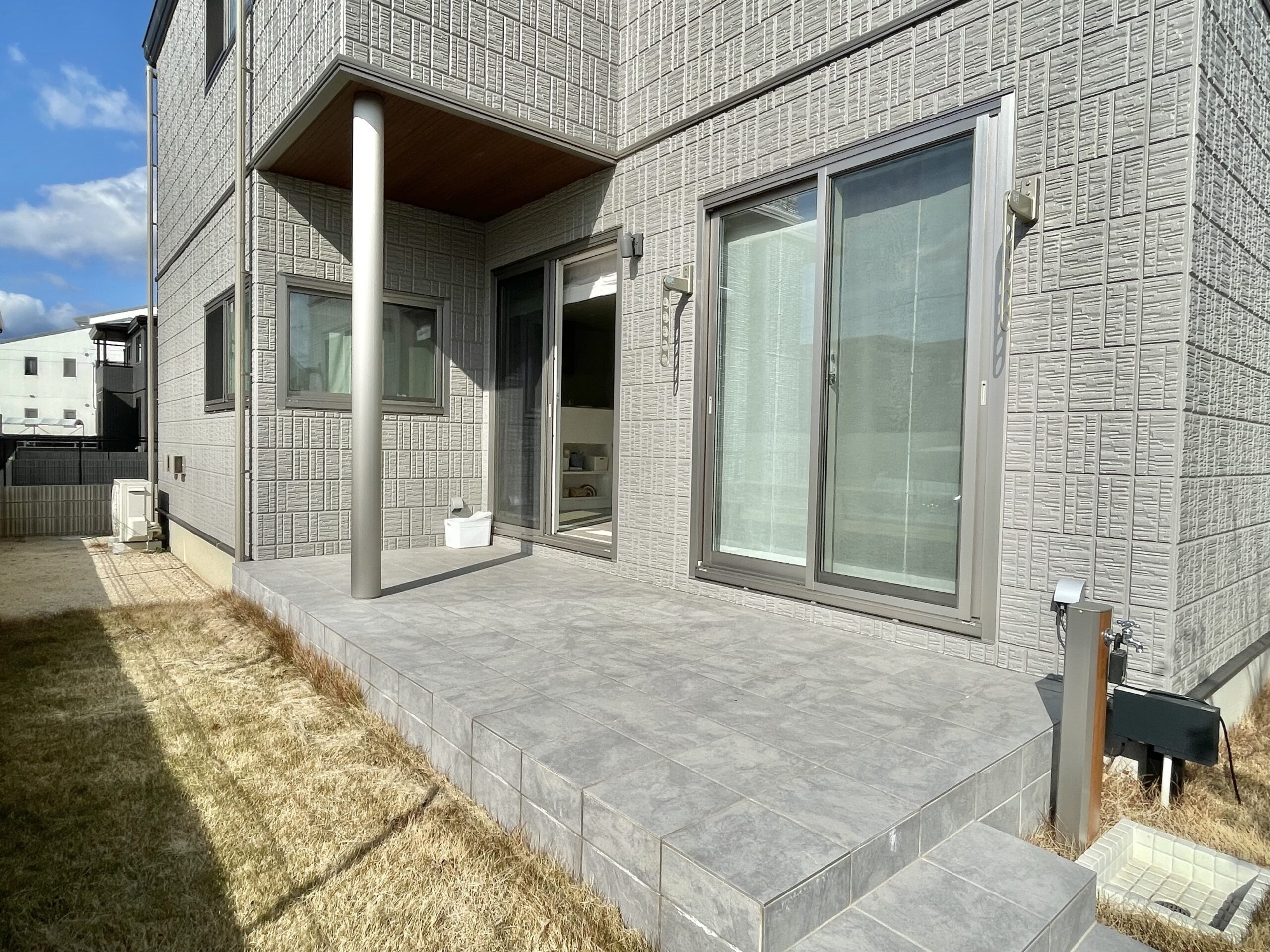 お庭は全面タイルデッキを採用しました。