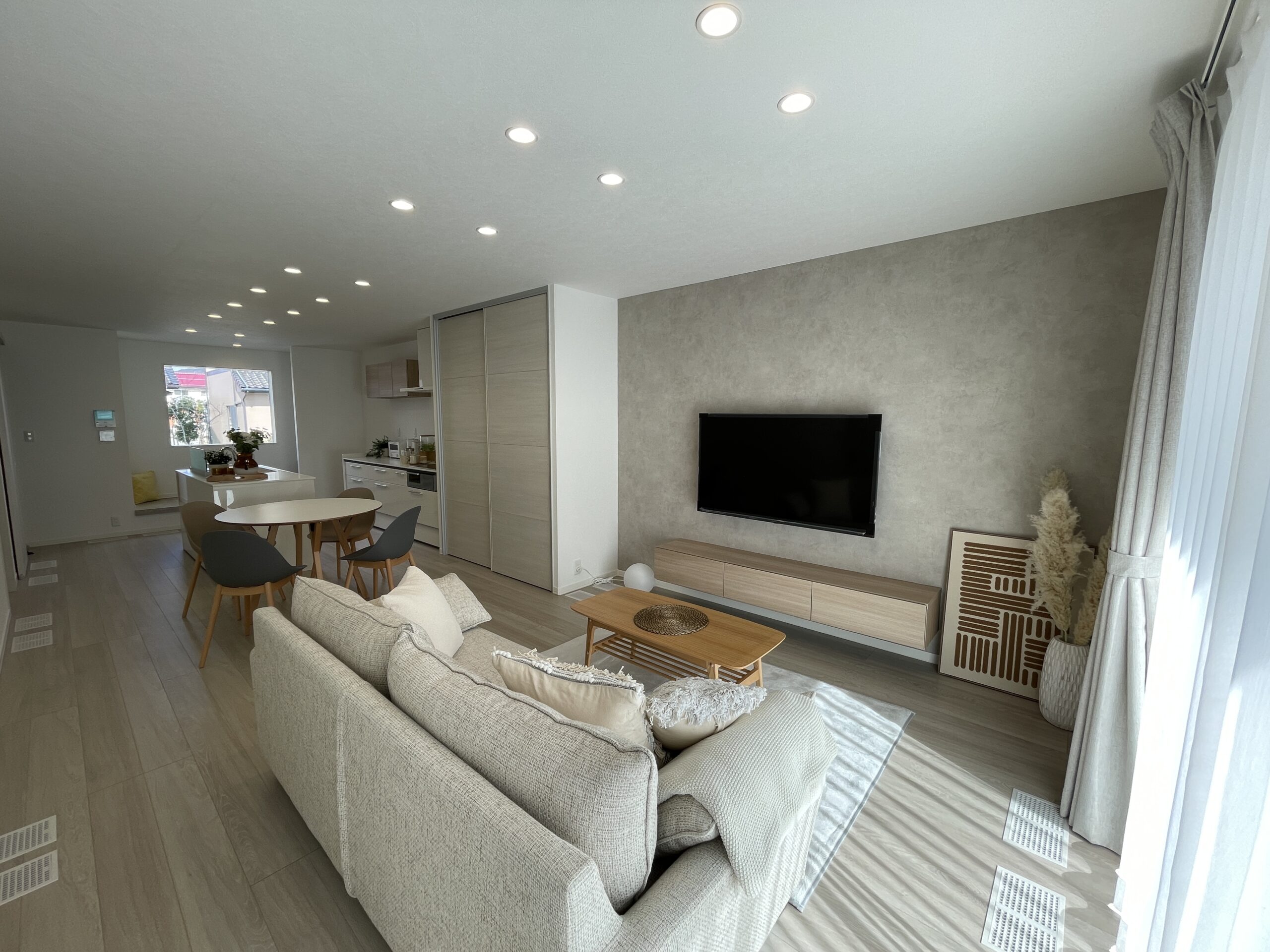 対面したヌックとリビングの窓で開放的なＬＤＫ空間に