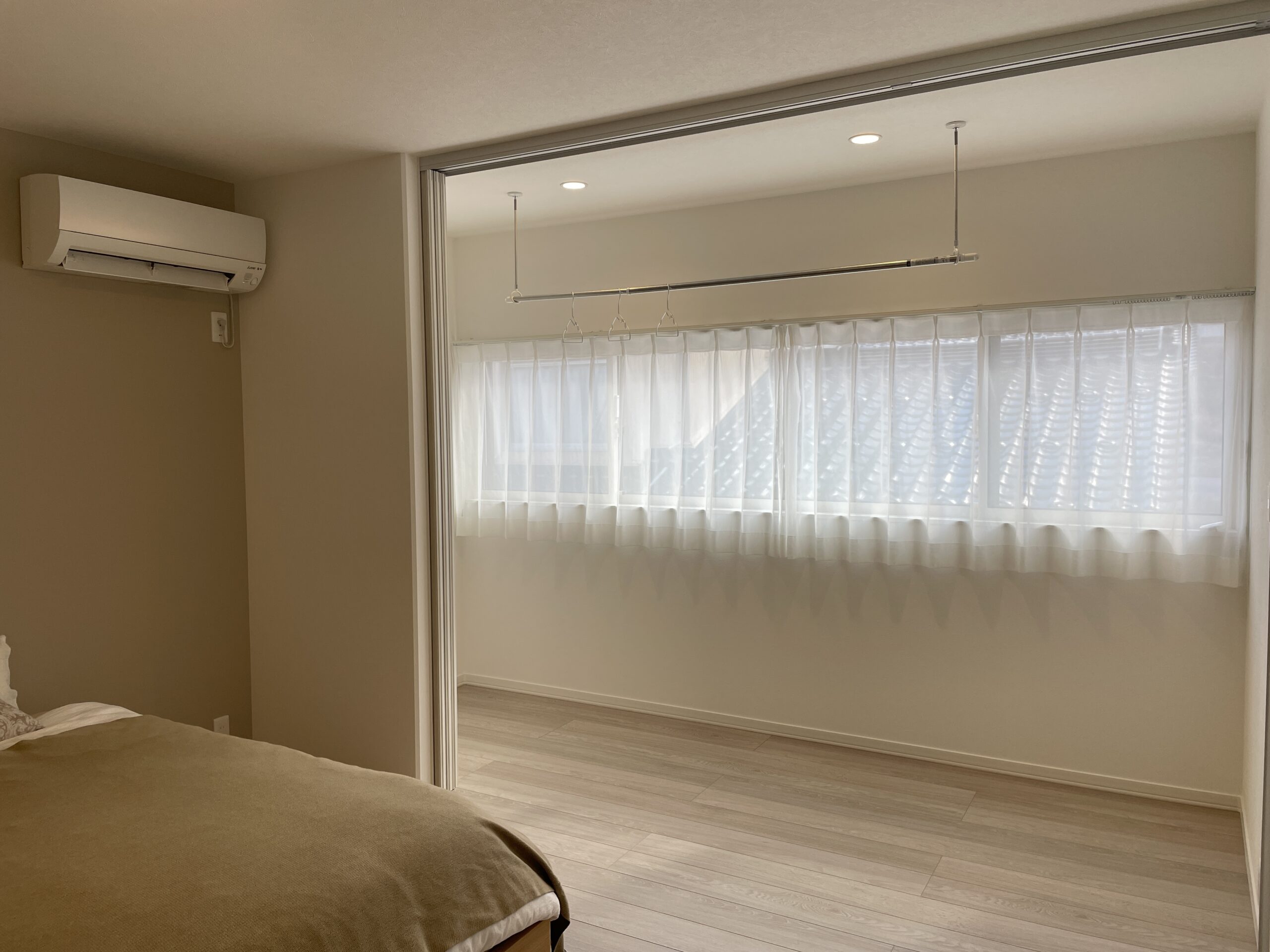 主寝室内には多目的に使えるサンルームを