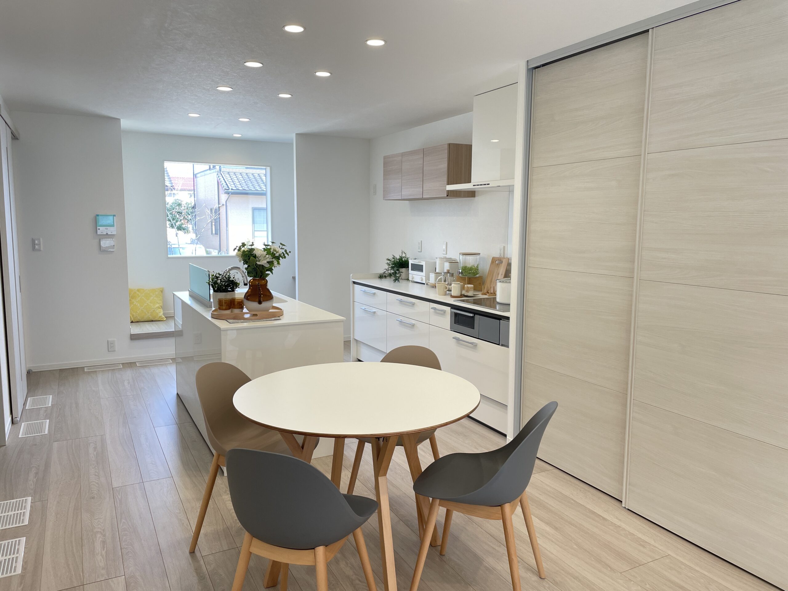 明るい光が差し込む多目的空間