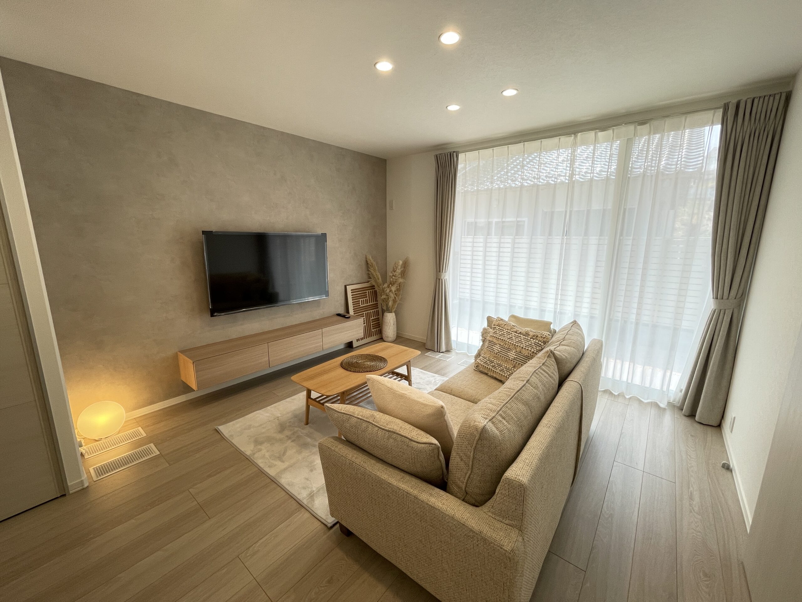 リビングは床からの照明の明かりで落ち着いた雰囲気を演出