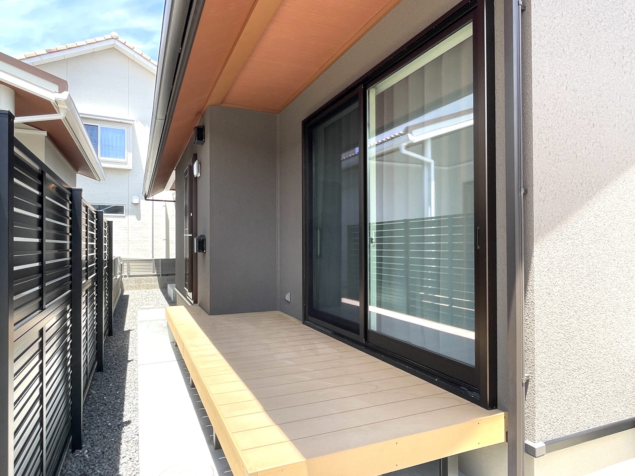 日差しを雨をやわらかく受け止める軒の深いウッドデッキ
