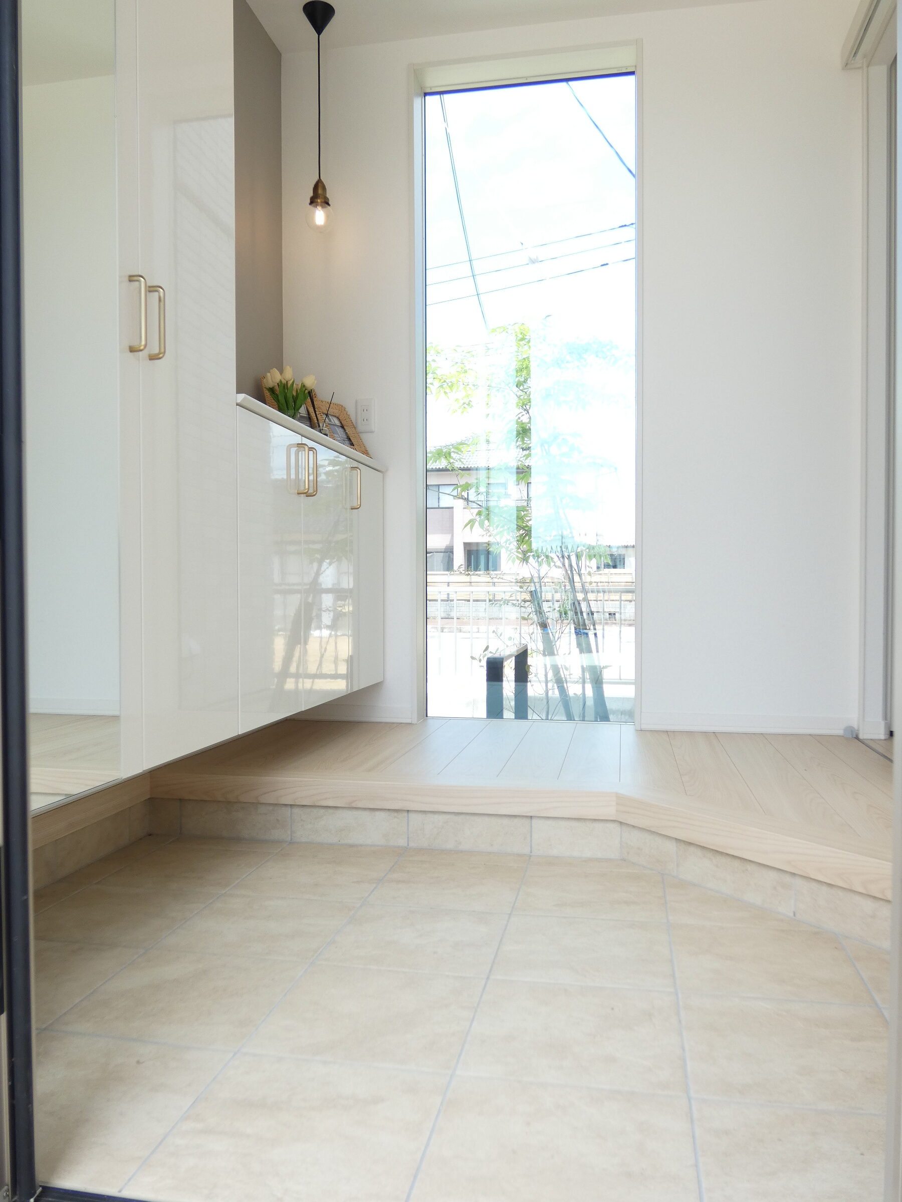 玄関ホールには大きな窓を設けました。（2026.4撮影）