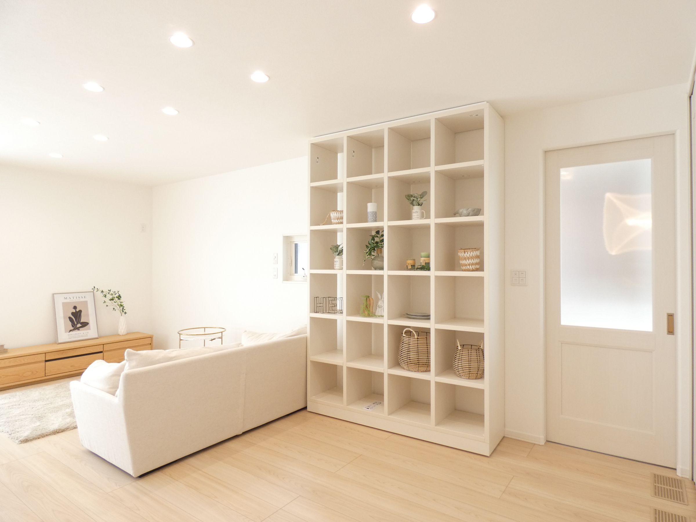 格子タイプの収納を設けたLDKです。（2026.4撮影）