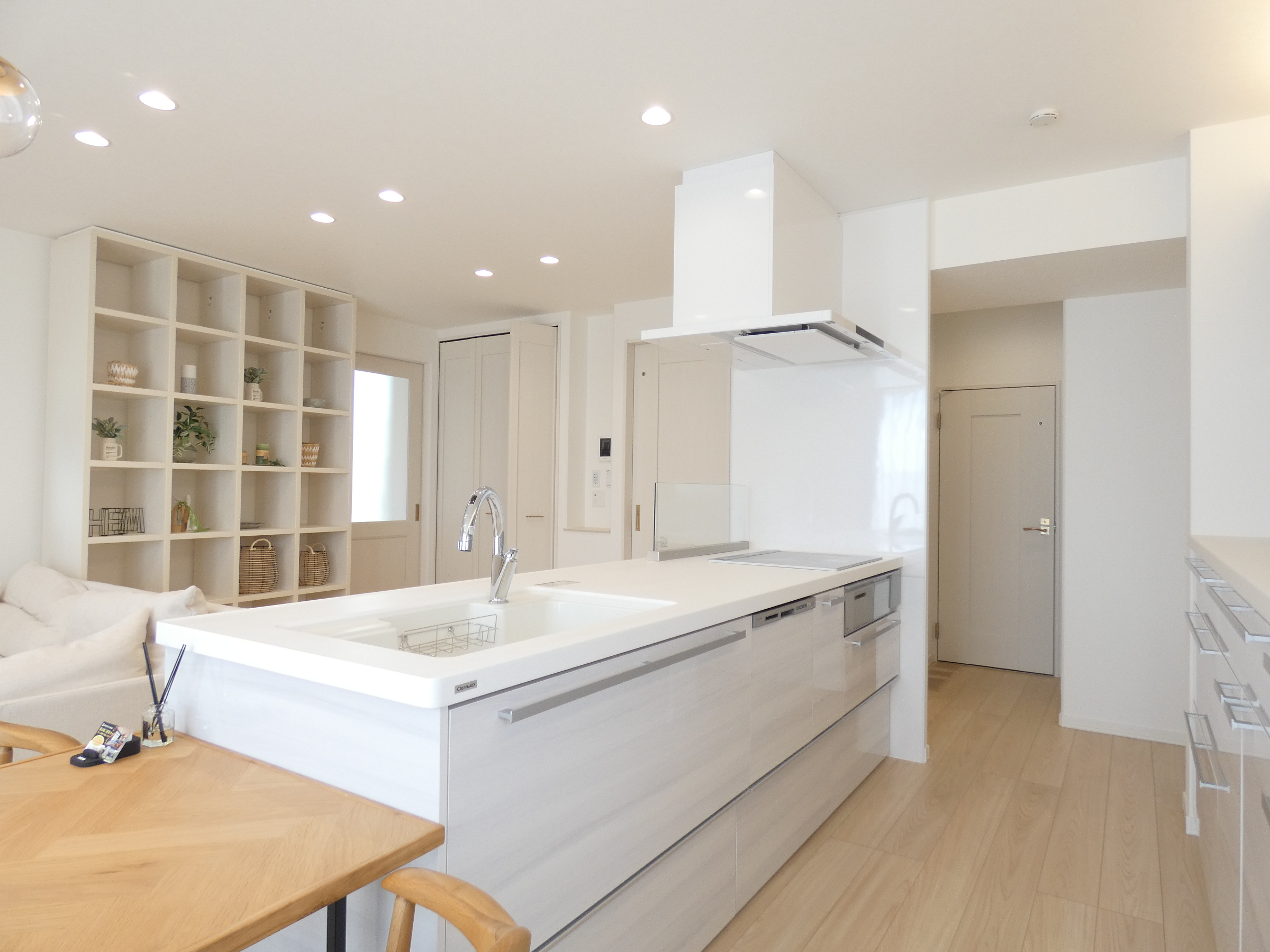 明るい扉柄のキッチンです。（2026.4撮影）