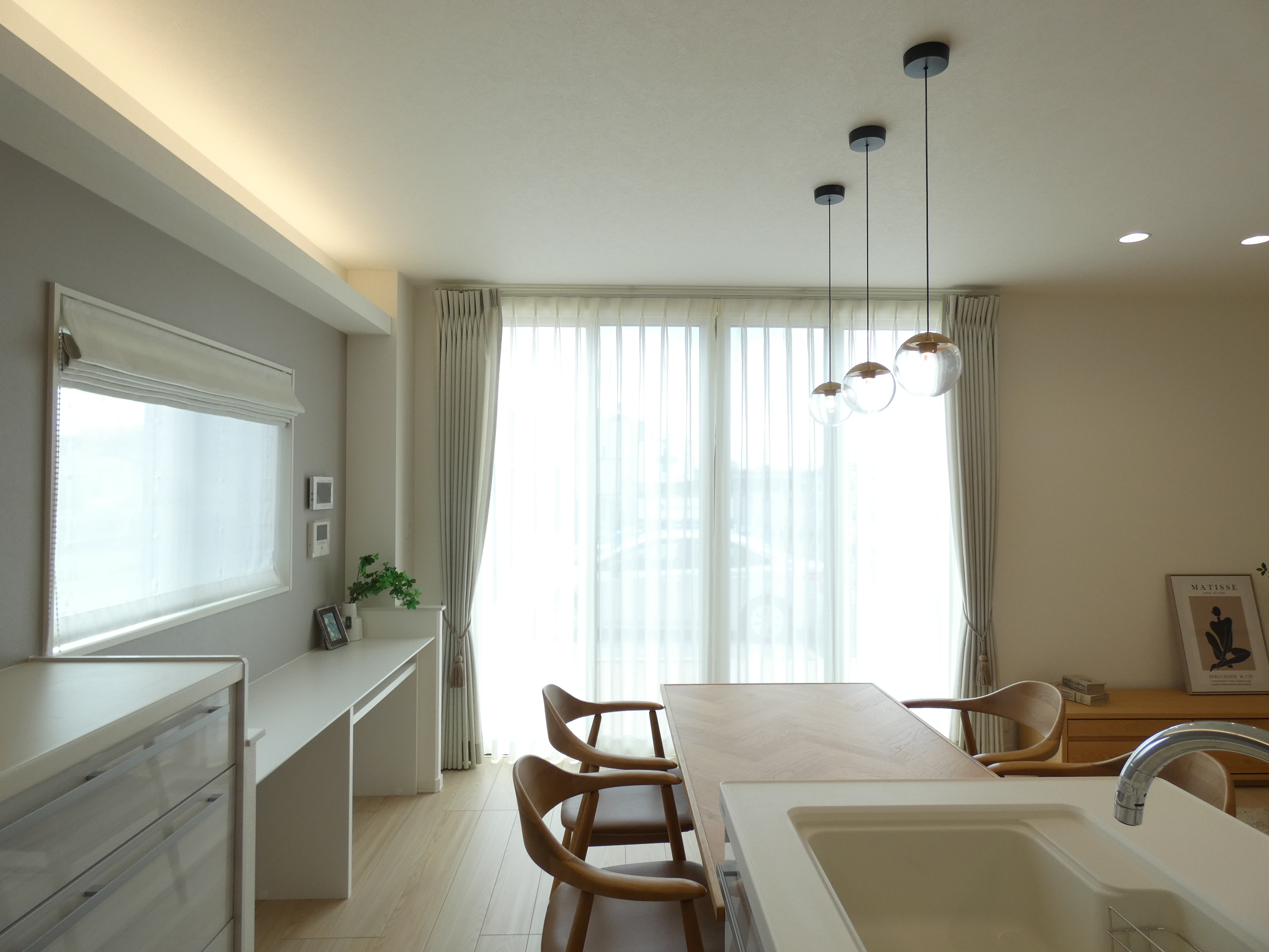 陽射しがたくさん差し込むダイニング（2026.4撮影）