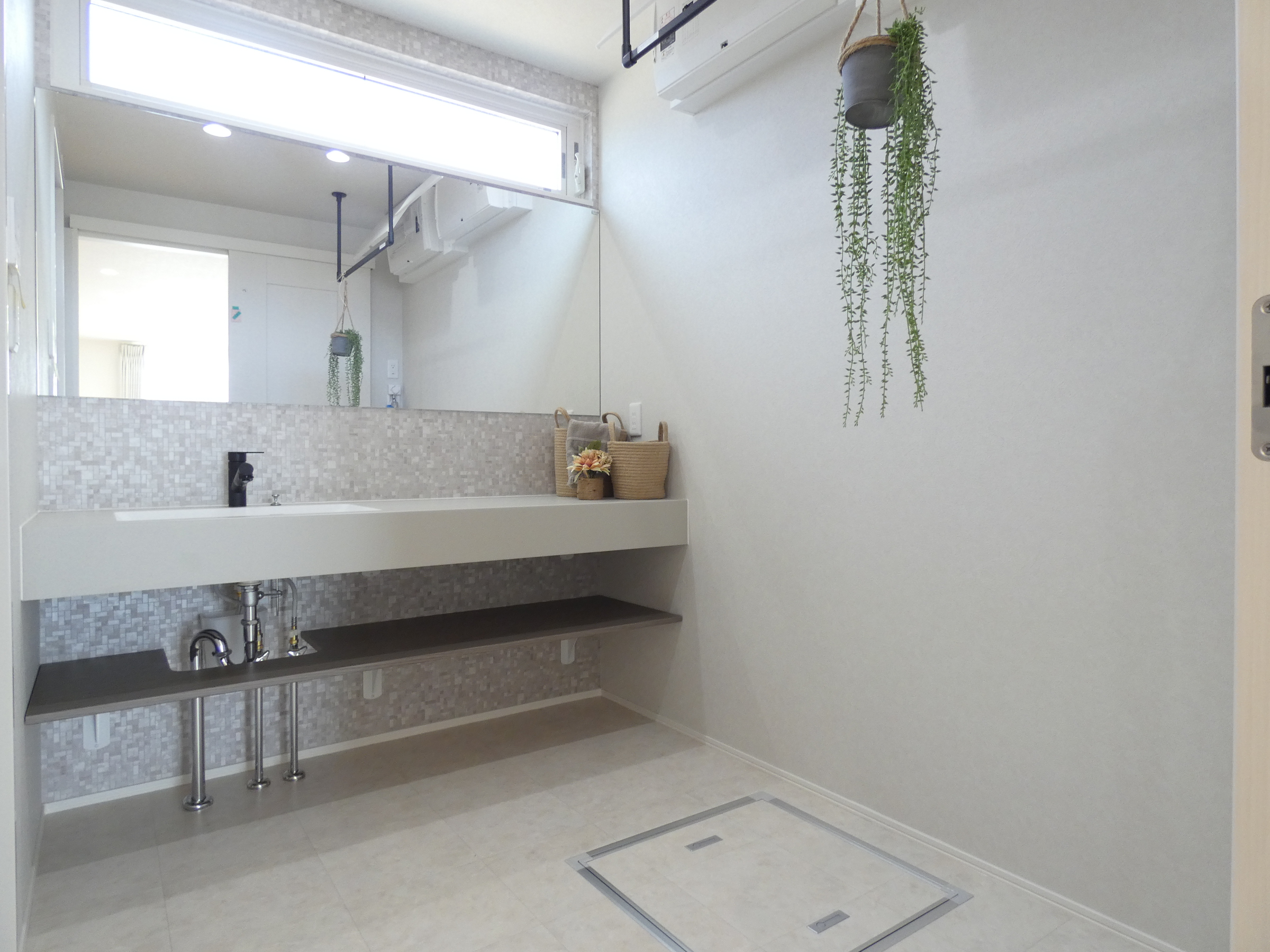 洗面は広いカウンターを隣接しています。（2026.4撮影）