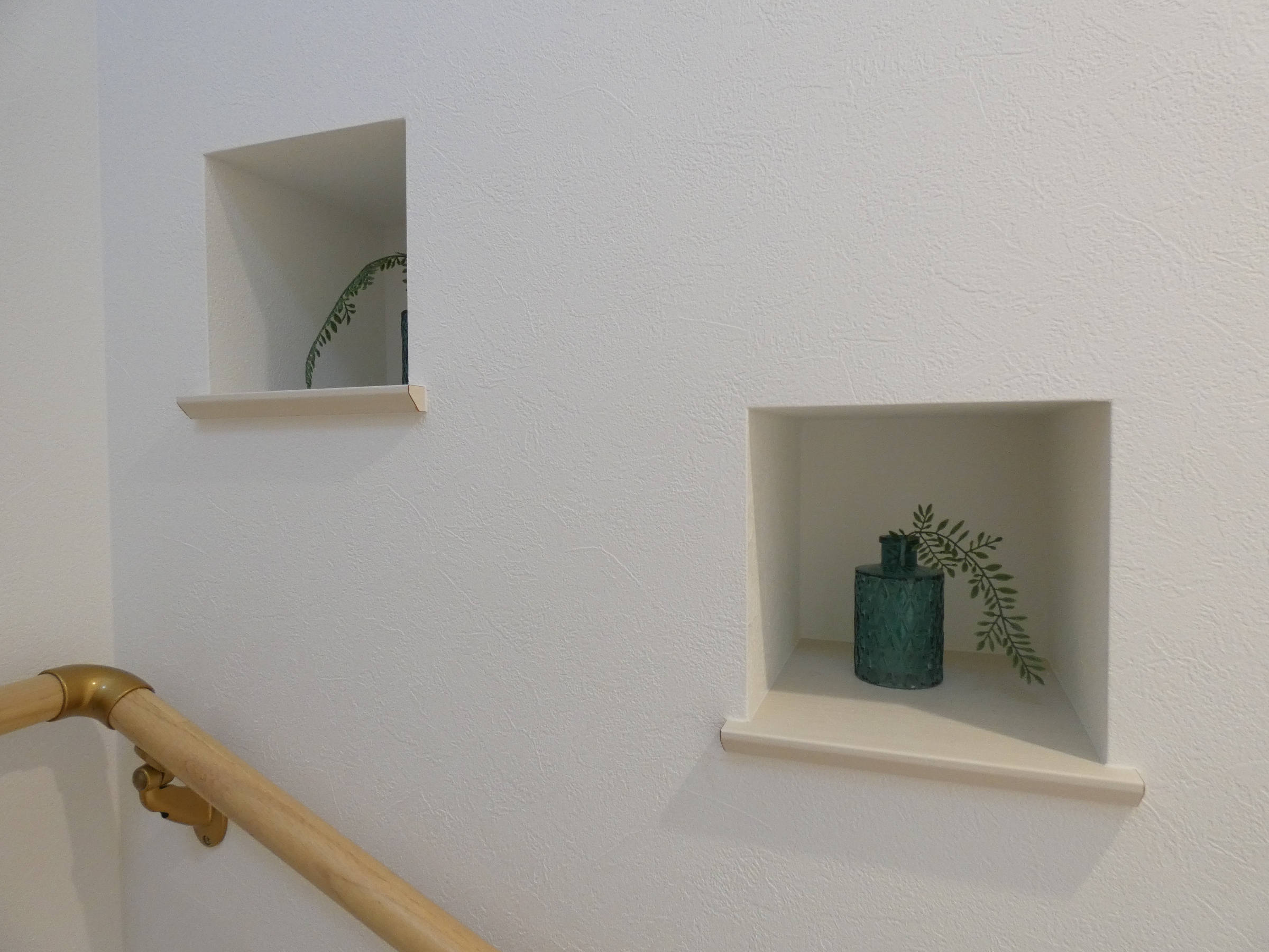 階段にお気に入りの小物を飾れます。（2026.4撮影）