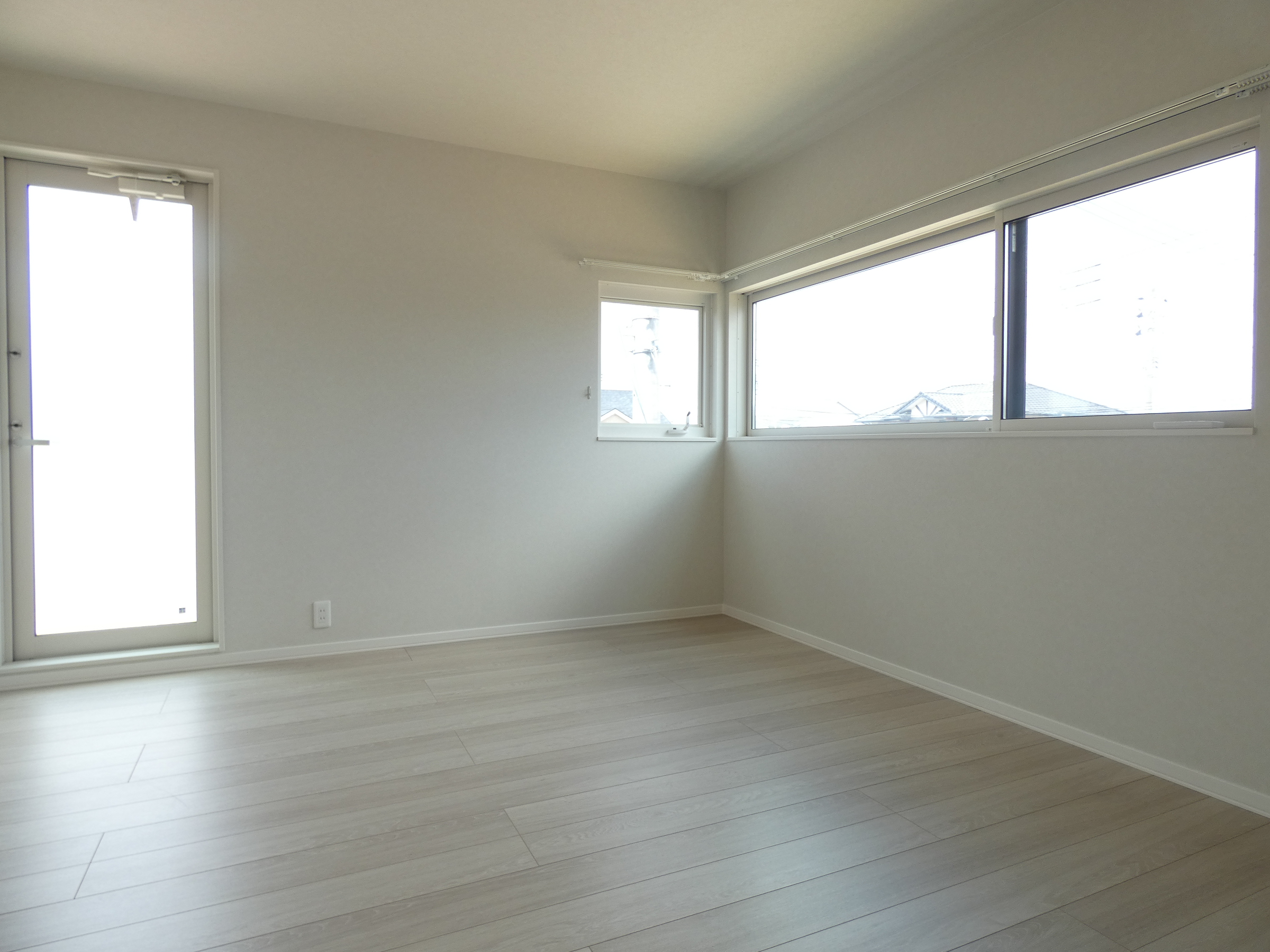 窓をたくさん設けた明るい主寝室です。（2026.4撮影）