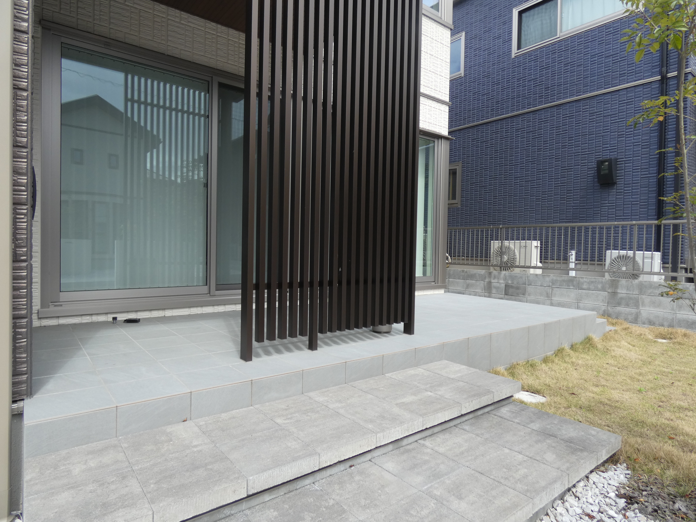 化粧格子を設置したタイルデッキです。（2026.4撮影）